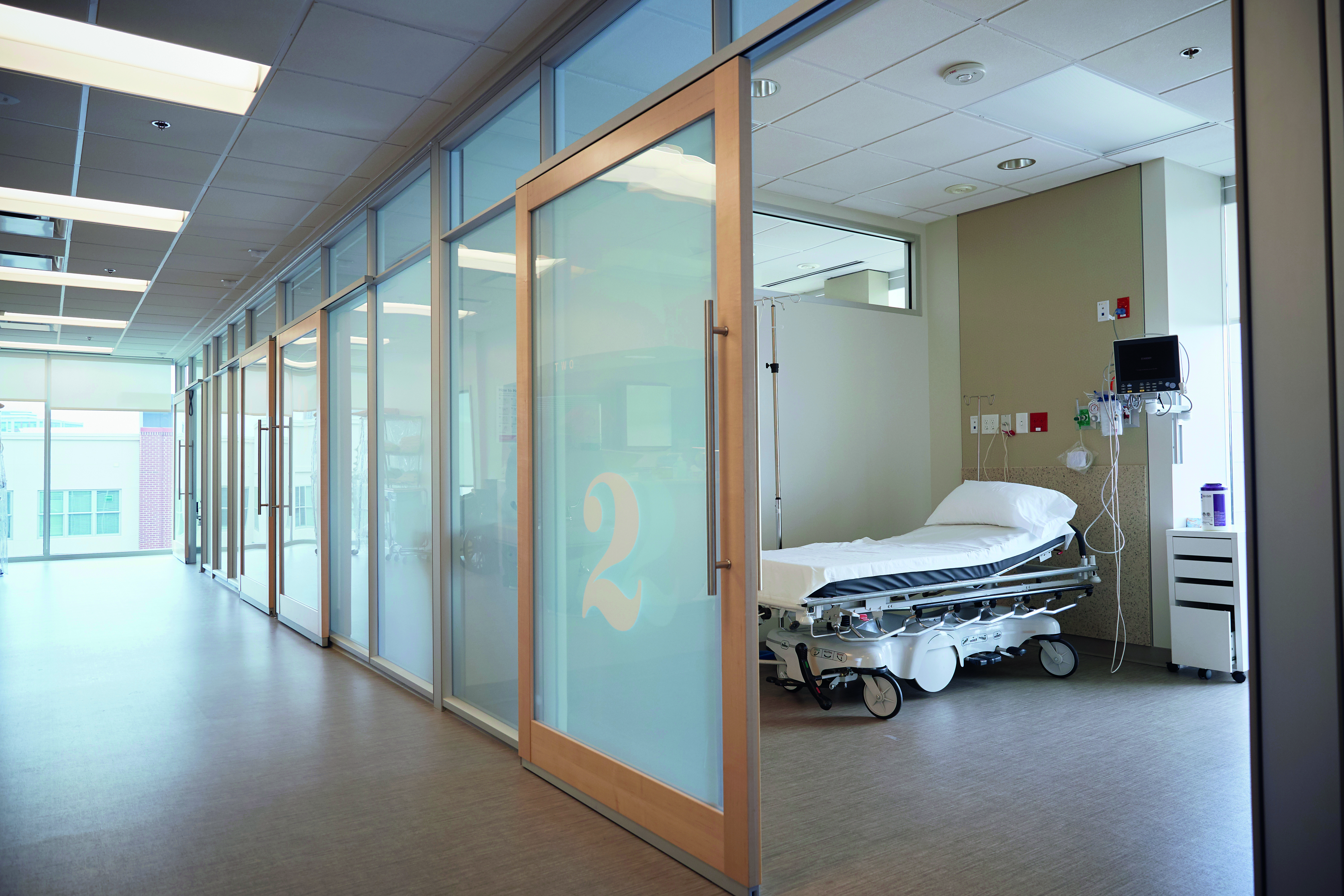 Jede Glaswand, jedes Fenster, jede Glast&uuml;r l&auml;sst sich mit der schaltbaren Sichtschutzfolie nachtr&auml;glich beschichten und anschlie&szlig;end flexibel und nach Bedarf regulieren. Foto: © Haverkamp/stock.adobe.com