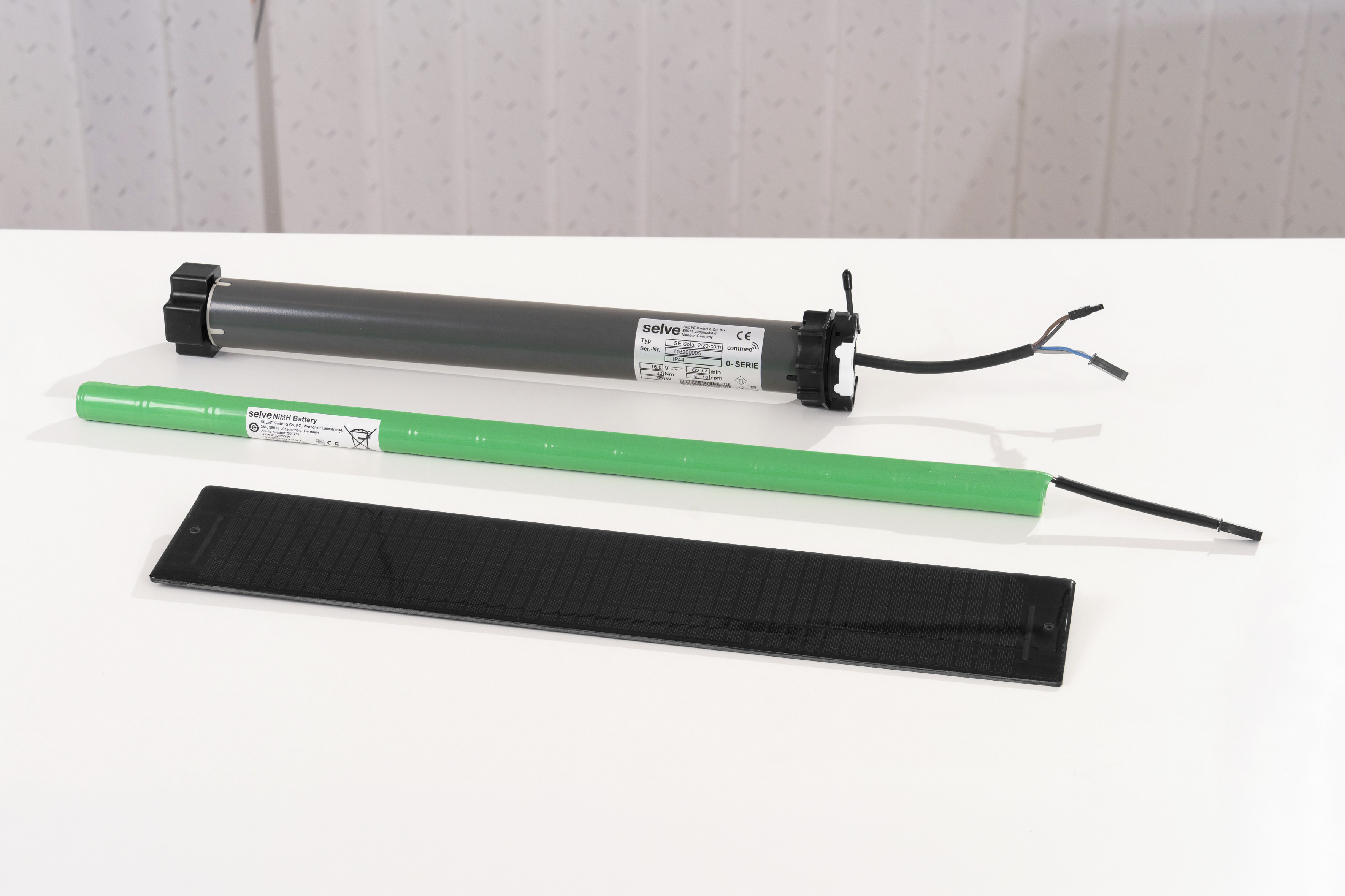 Der Funkantrieb ist jetzt auch als 20-Newtonmeter-Variante erh&auml;ltlich, um gr&ouml;&szlig;ere Fensterelemente zu motorisieren. Foto: © Michael Bahr