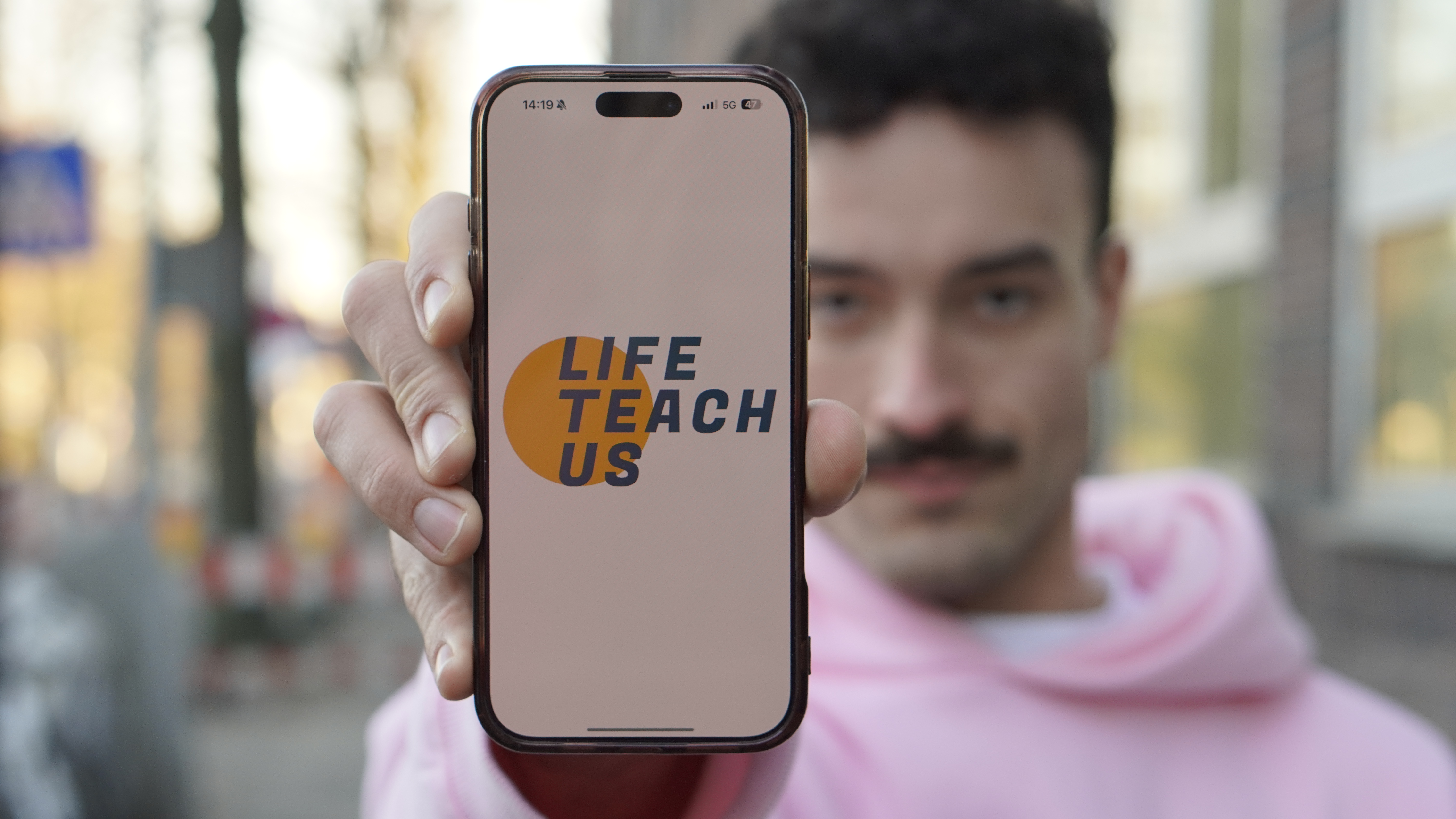 Die App von LifeTeachUs bringt Schulen und Unternehmen zusammen. Im Hintergrund: Gr&uuml;nder Ludwig Thiede Foto: © LifeTeachUS