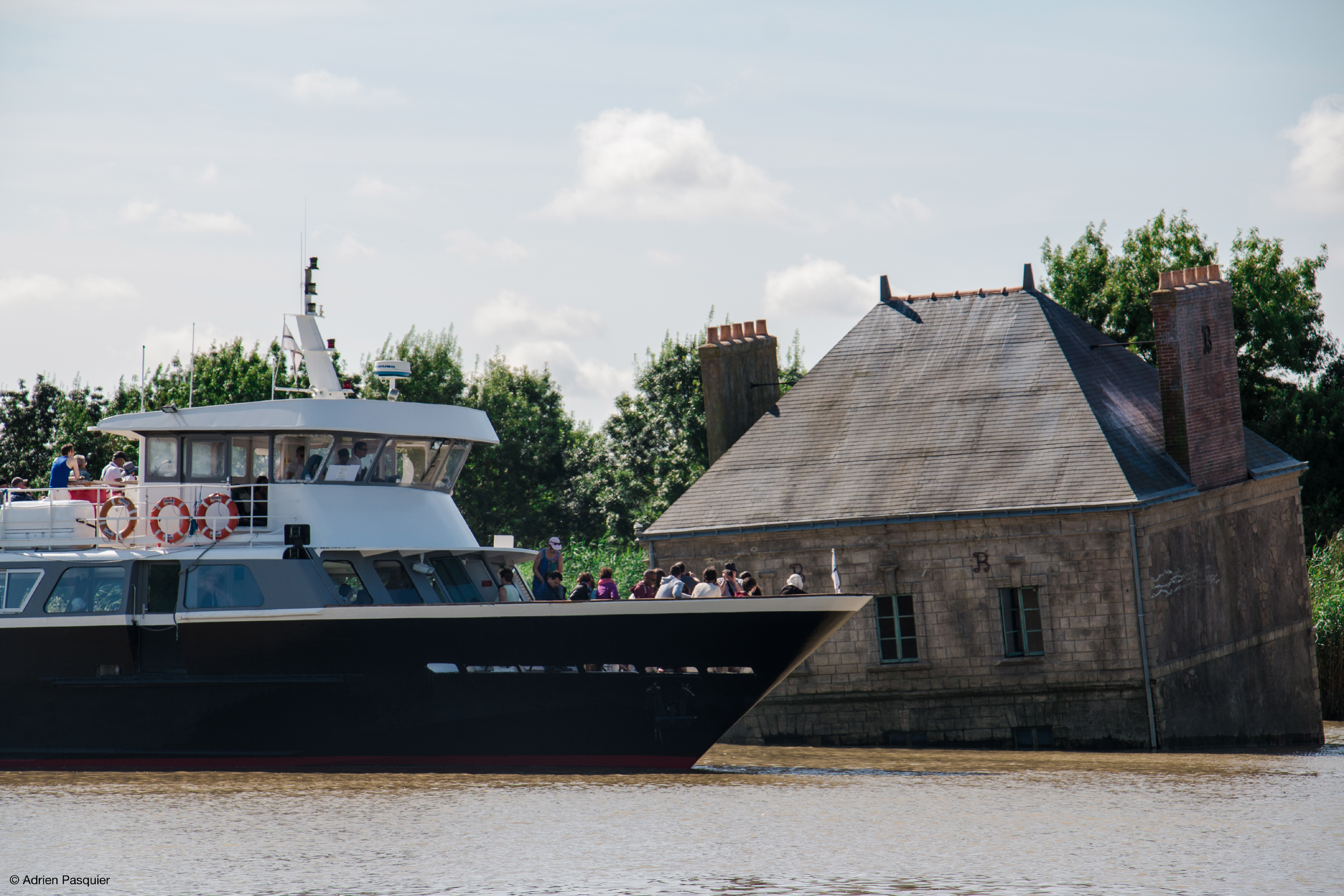 Bootsfahrt von Nantes nach Saint-Nazaire. Auf dem Foto zu sehen: La Maison dans la Loire von Jean-Luc Courcoult, Cou&euml;ron. Foto: © Adrien Pasquier / LVAN