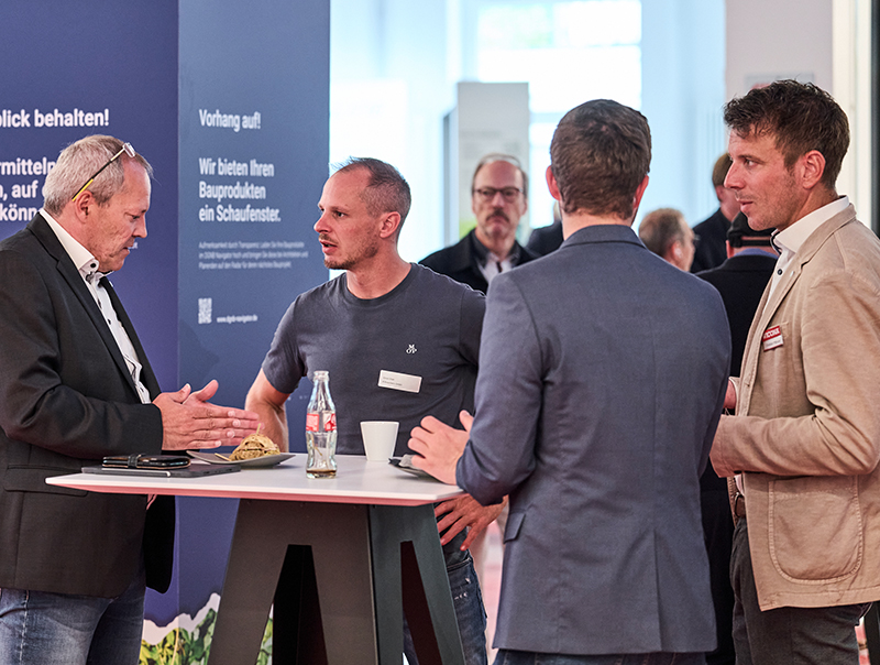 In den Pausen und nach der Veranstaltung nutzten die Teilnehmer die M&ouml;glichkeit zum intensiven Erfahrungsaustausch. Foto: © Wicona / Mediashots
