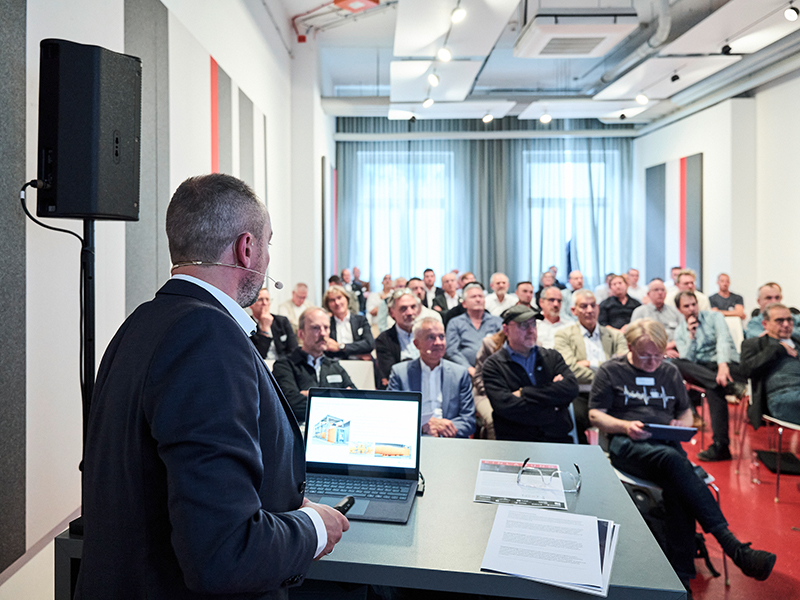 Das Fachforum Geb&auml;udesicherheit brachte Experten aus Forschung, Planung, Pr&uuml;finstituten, Fassadenbau und Industrie zusammen, um &uuml;ber die Zukunft sicherer und widerstandsf&auml;higer Geb&auml;udeh&uuml;llen zu diskutieren. Foto: © Wicona / Mediashots