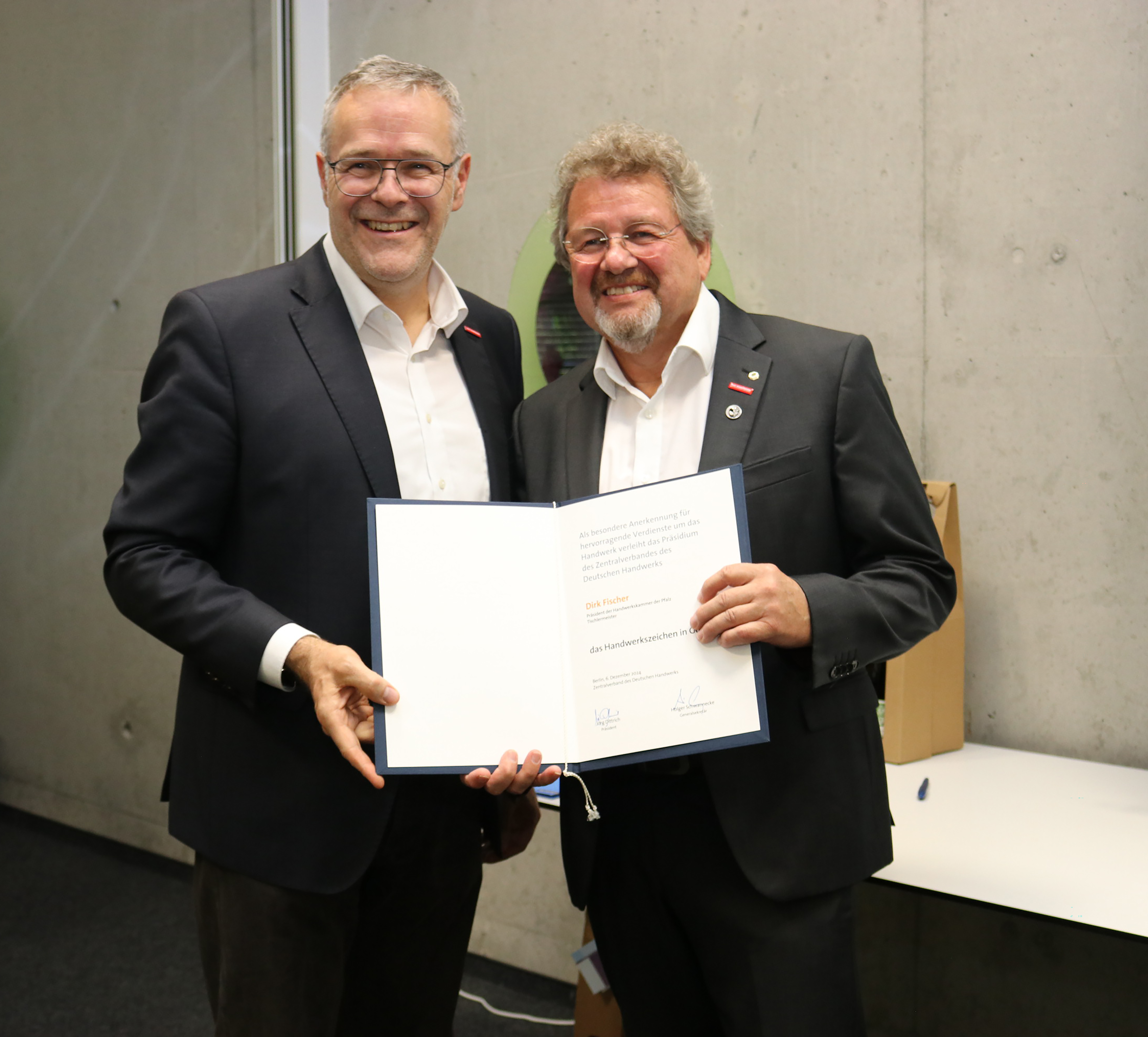 ZDH-Pr&auml;sident J&ouml;rg Dittrich &uuml;berreicht HWK-Pr&auml;sident Dirk Fischer die besondere Urkunde. Foto: © Handwerkskammer der Pfalz
