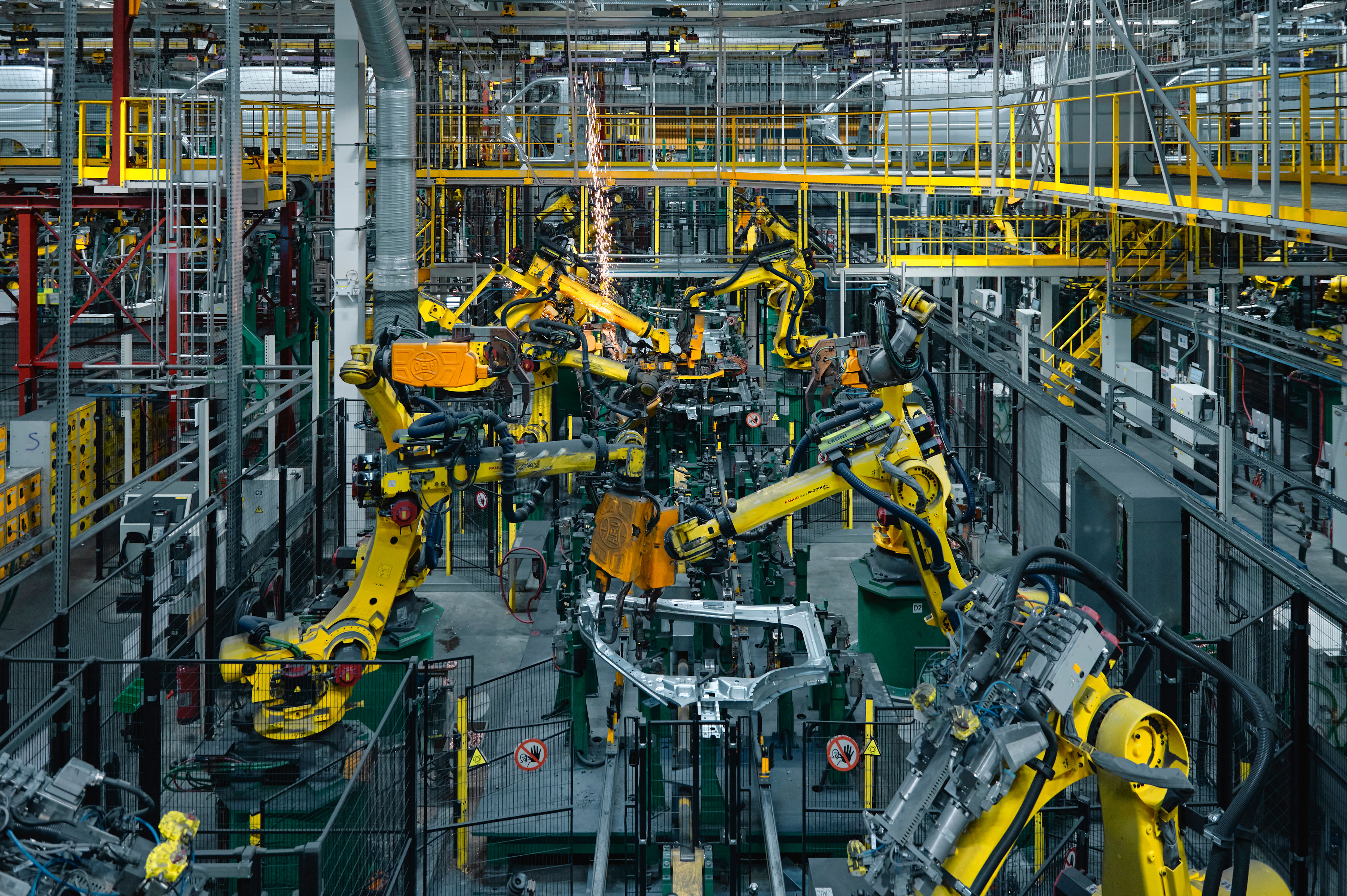 Wenig Menschen, viel Technik: Die meiste Arbeit im Automobilbau &uuml;bernehmen Roboter. Foto: © Renault