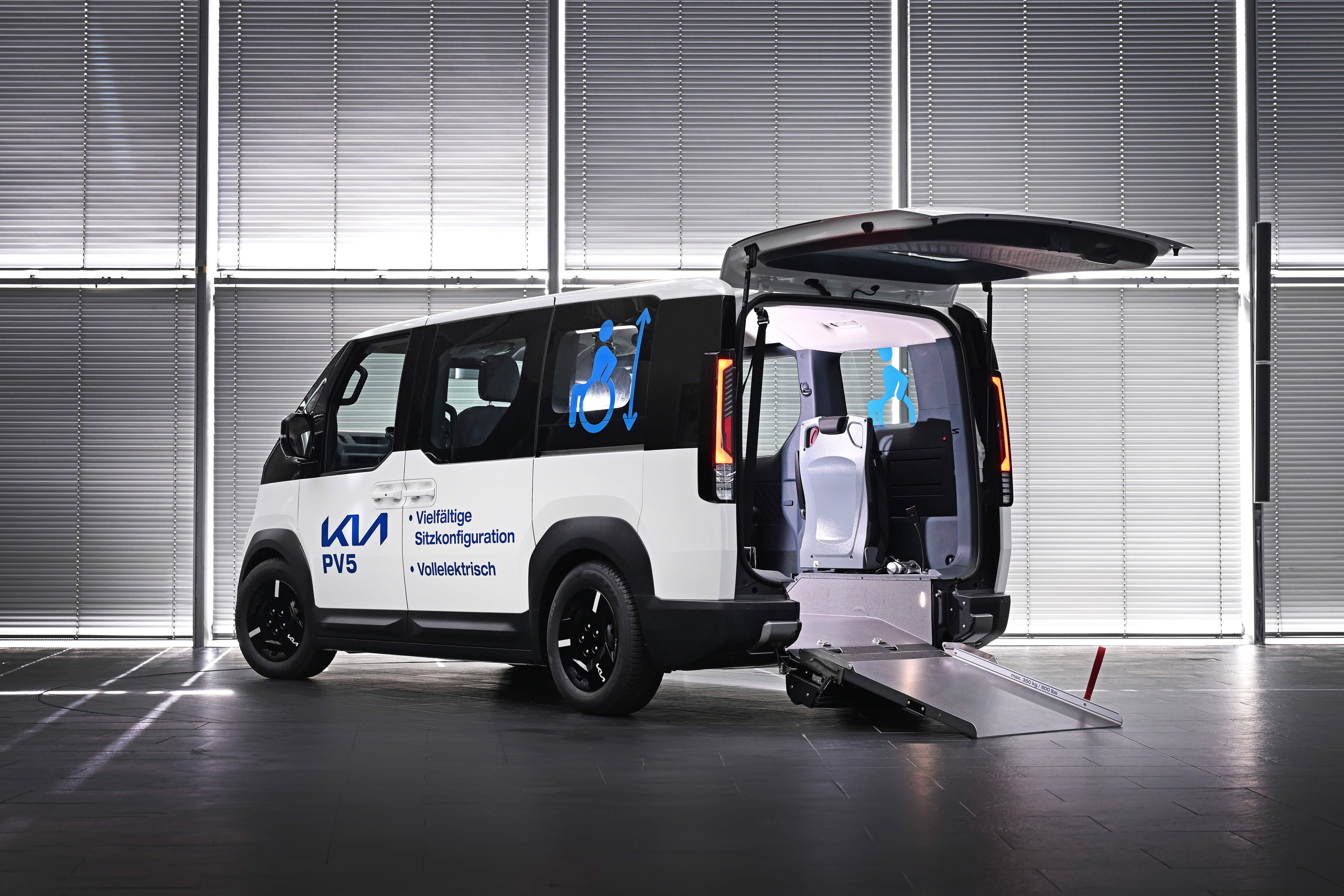 Mit AMF Bruns realisiert Kia den Umbau f&uuml;r den Transport von Rollstuhlfahrern. Foto: © Kia
