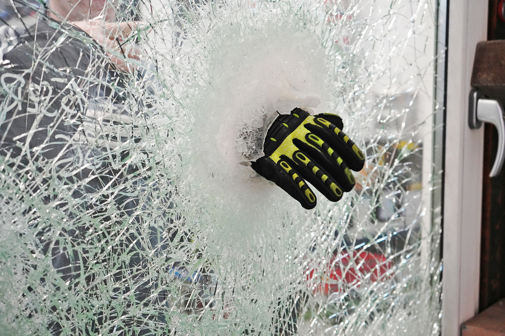 Das Foto zeigt die Zusatzanforderung Liquid Save, bei der die Pr&uuml;fer versuchen, eine durchgrifff&auml;hige &Ouml;ffnung im Probek&ouml;rper zu schaffen, durch die eine Flasche (Molotowcocktail) passt. Foto: © ift Rosneheim