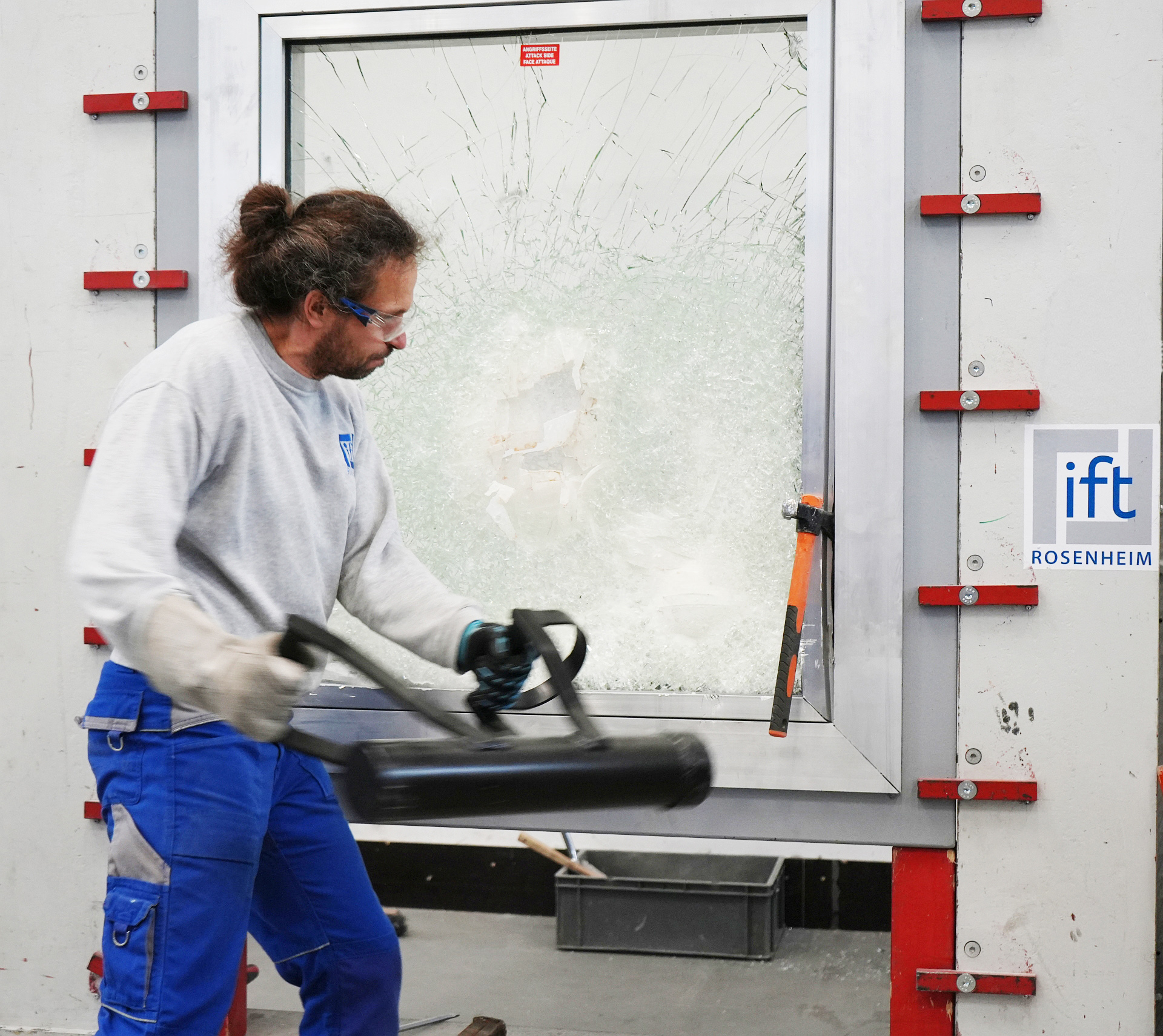 Die ift-Richtlinie EI-06/1 Vandalismushemmende Bauelemente und Einrichtungen definiert das typische T&auml;ter-Vorgehen, Werkzeuge, reproduzierbare Abl&auml;ufe und m&ouml;gliche Gef&auml;hrdungsklassen f&uuml;r Verglasungen. Entscheidend ist eine manuelle Pr&uuml;fung des Widerstands gegen Vandalismus &ndash; im Bild mit einer Ramme. Foto: © ift Rosneheim