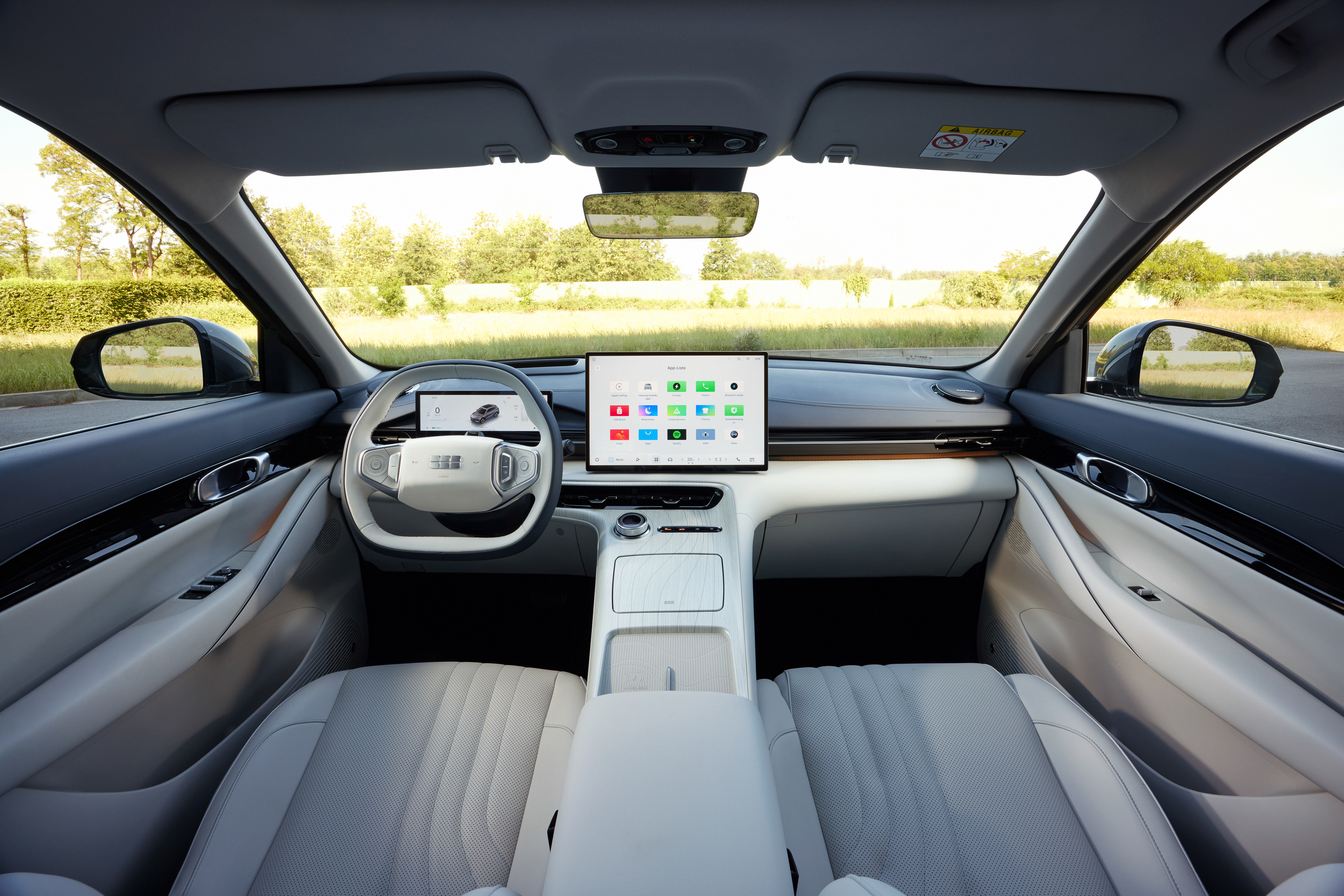 Die Bedienung erfolgt gr&ouml;&szlig;tenteils &uuml;ber den Touchscreen, was nicht immer optimal ist. Foto: © Geely