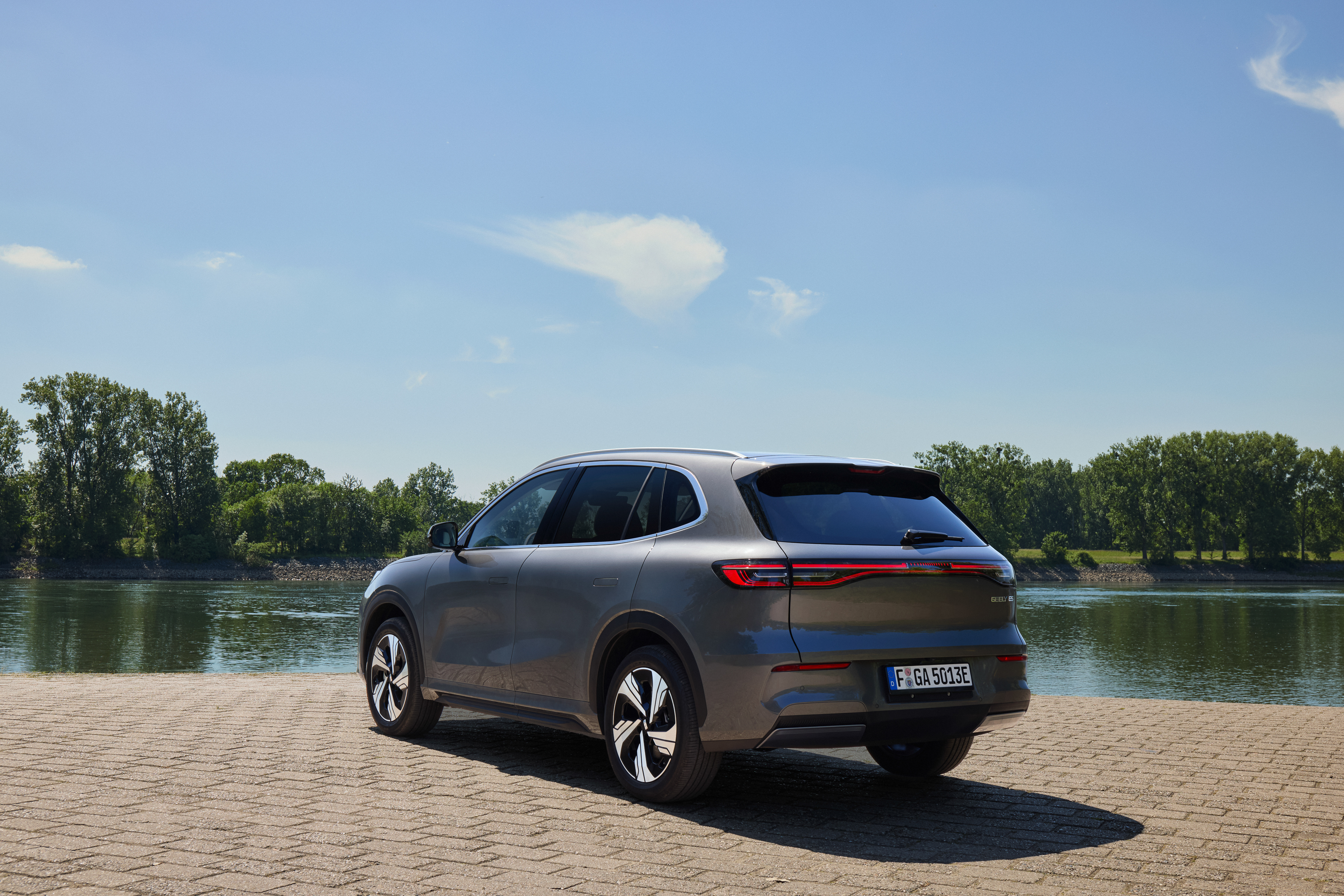 Mit seiner gro&szlig;en Batterie kommt der Geely E5 bis zu 450 Kilometer weit. Foto: © Geely