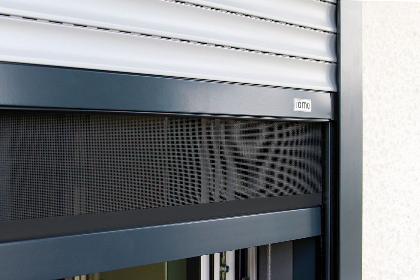 Der Textilscreen bietet eine wind&shy;stabile Verschattung und ist auch an Terrassend&auml;chern eine gute L&ouml;sung. Foto: © Roma