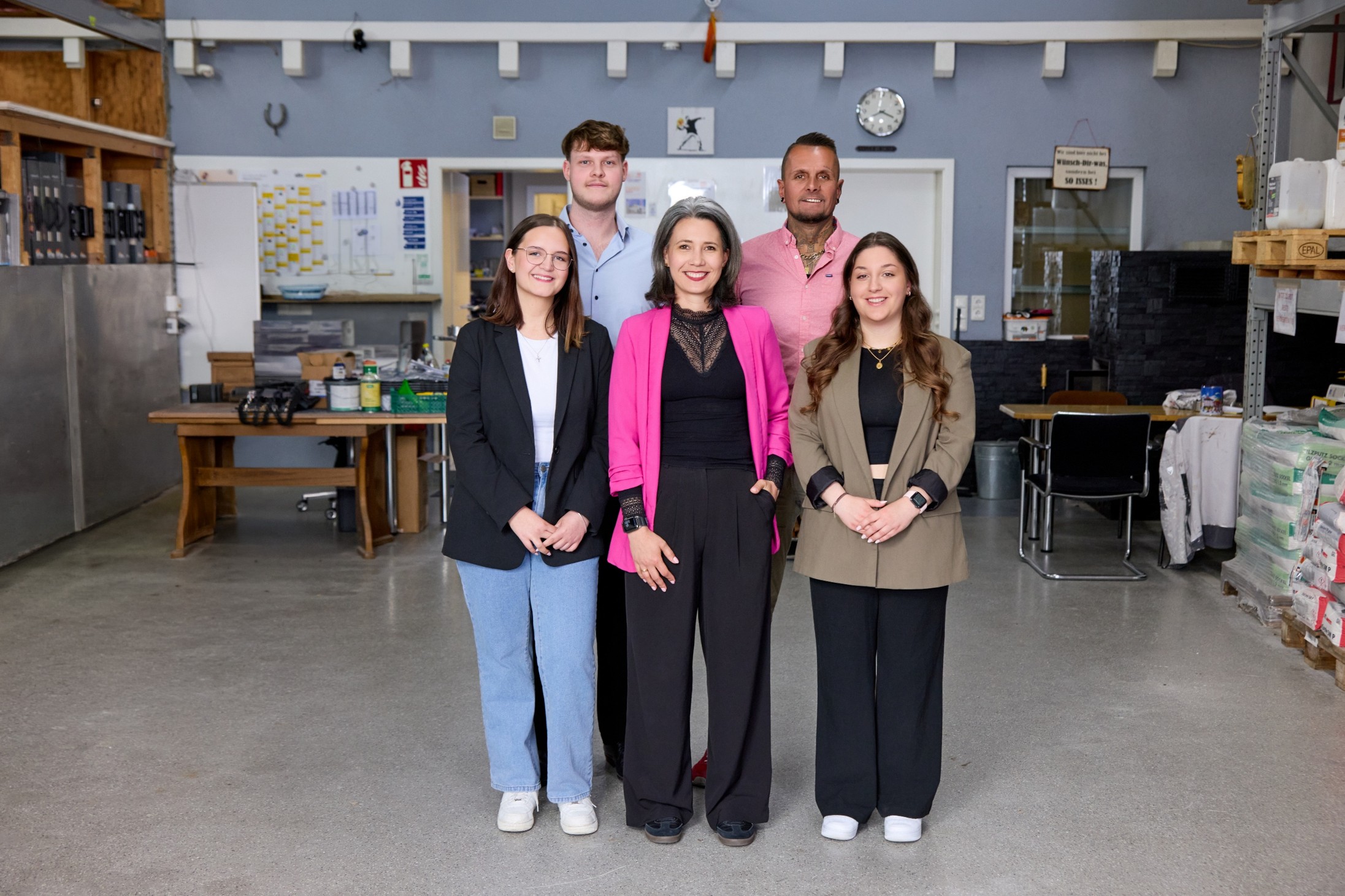 Seit Mitte 2026 ist der Malerbetrieb Klaus Barth Teil der H&aring;ndverksgruppen; das Verwaltungsteam (v. l.): Shayenne Jansen (Auszubildende), Jannis Kufner (Verwaltung und Kundenbetreuung), Katharina Becker (Gesch&auml;ftsf&uuml;hrung), Sven W&ouml;rns (Gesch&auml;ftsf&uuml;hrung) und Alessia Schembri (Auszubildende) Foto: © HG
