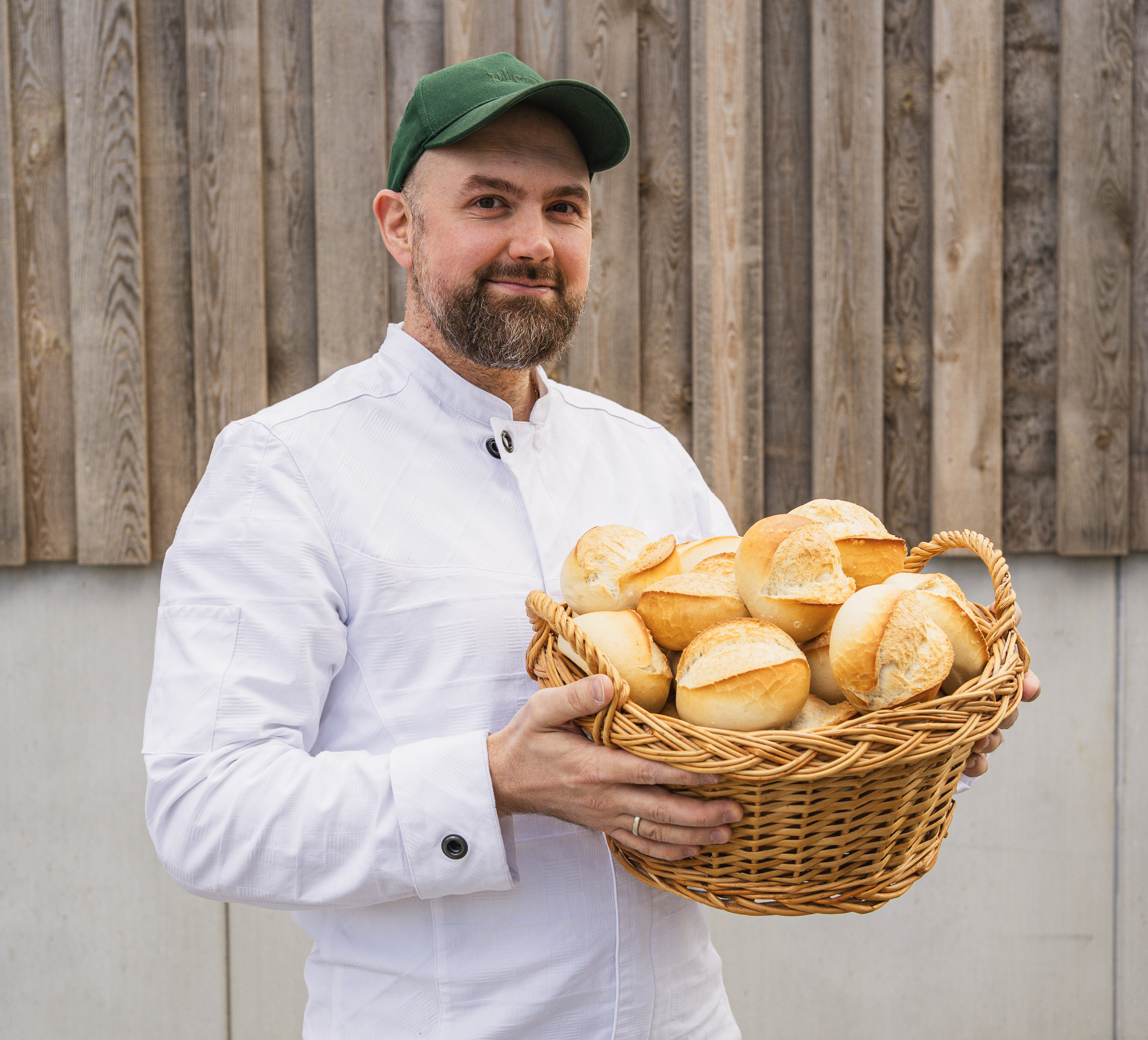 Maximilian Sch&ouml;ppner steht als B&auml;ckerei-Unternehmer f&uuml;r Nachhaltigkeit und M&uuml;ll-Vermeidung, ist aber gegen die Verpackungssteuer. Foto: © Bäckerei & Konditorei Plentz GmbH & Co. KG