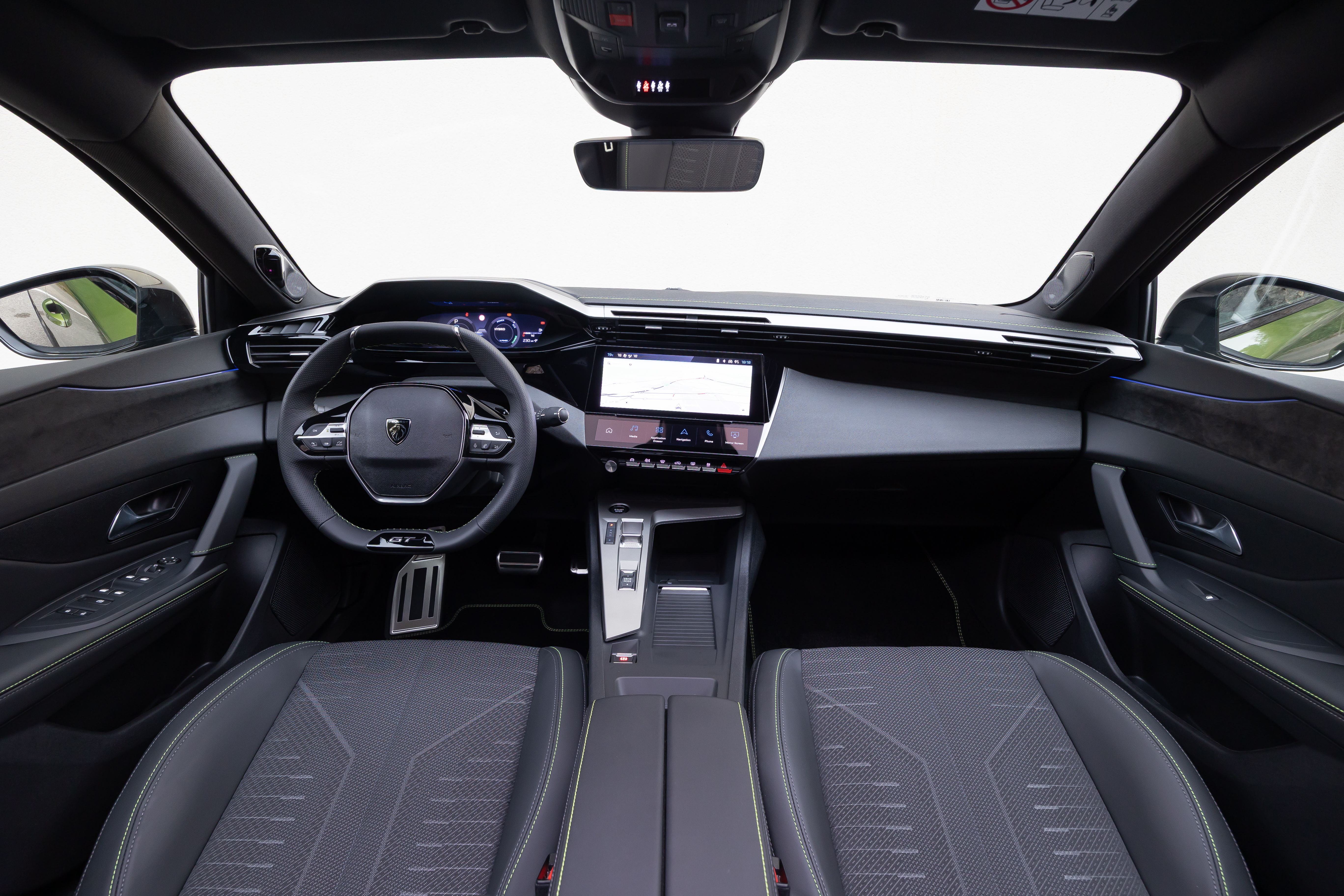 Der Blick auf das Armaturenbretts des Peugeot 408. Foto: © Peugeot