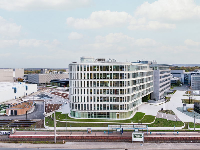 Sch&uuml;co erwirtschaftete 2025 mit 6.750 Mitarbeitenden einen Jahresumsatz von 2,06 Mrd. EUR. Foto: © Schüco International KG / Stefan Brückner