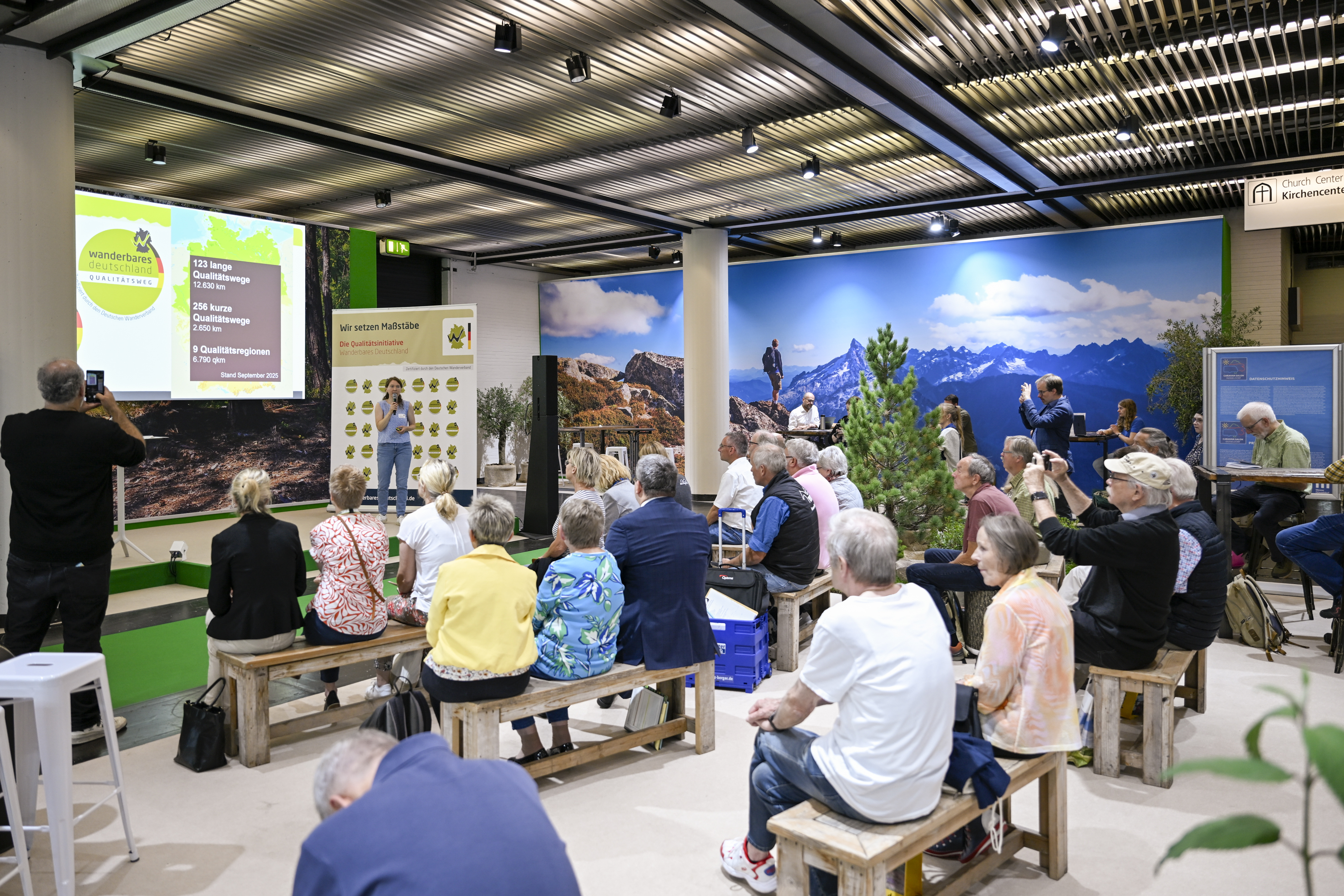 Besucher k&ouml;nnen sich auch &uuml;ber Destinationen informieren. Foto: © Messe Düsseldorf/ctillmann