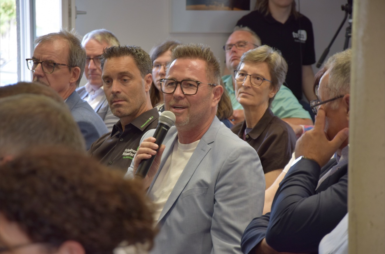 Das Publikum wurde bei der Auftaktveranstaltung aktiv in die Podiumsdiskussion einbezogen. Unter anderem berichtete hierbei Marc Ulrich &uuml;ber seine Erfahrungen mit dem Helfer-Shuttle, den er schon kurz nach der Flutkatastrophe mit einem Team organisiert hatte, um Tausende Helfer koordiniert ins Flutgebiet zu transportieren. Foto: © HwK Koblenz