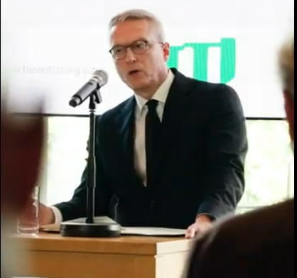 Digitalminister Dr. Karsten Wildberger beim Vortrag f&uuml;r den MIT K&ouml;ln. Foto: © Screenshot DHB/Video Nikola Popovic