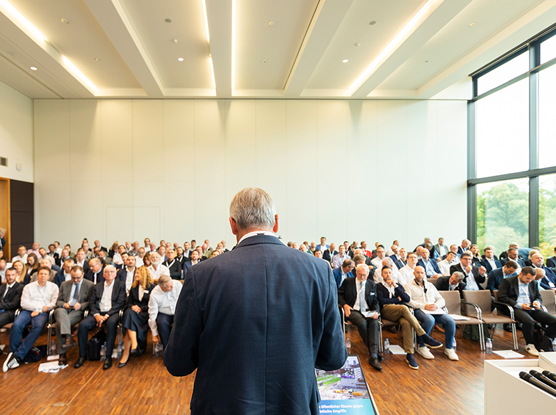 Die Vortr&auml;ge am ersten Tag greifen das Motto Ganzheitliche Sicherheitsl&ouml;sungen &ndash; Fortschritt im Wandel auf. Foto: © Sälzer GmbH