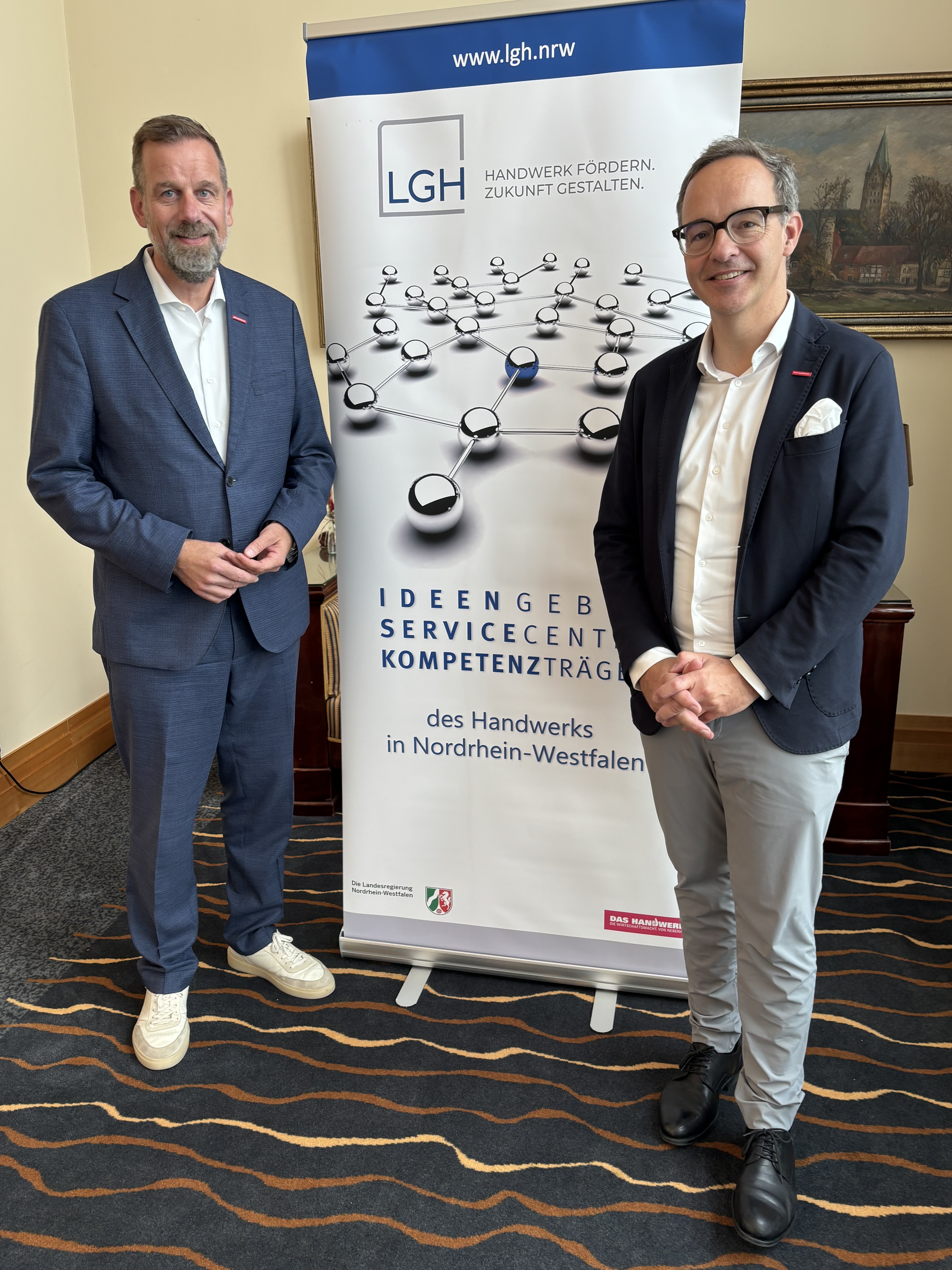 Dr. Jens Prager (l.), Hauptgesch&auml;ftsf&uuml;hrer der Handwerkskammer OWL, und Dr. Florian Hartmann, Hauptgesch&auml;ftsf&uuml;hrer der LGH Foto: © HWK OWL