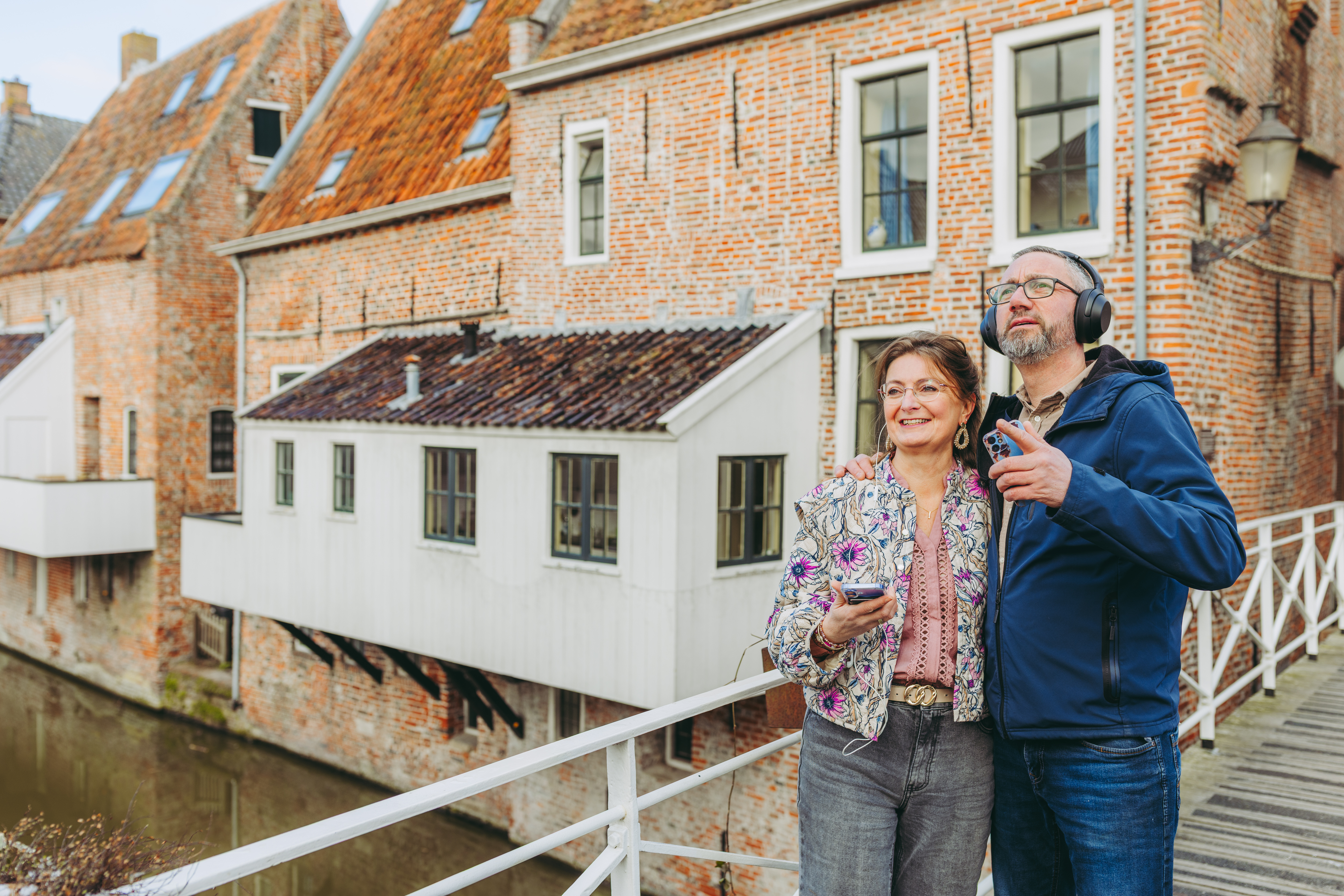 Auf dem Podwalk in &shy;Appingedam &ndash; im Hintergrund eine der sogenannten "&shy;h&auml;ngenden K&uuml;chen" Foto: © Marketing Eemsdelta