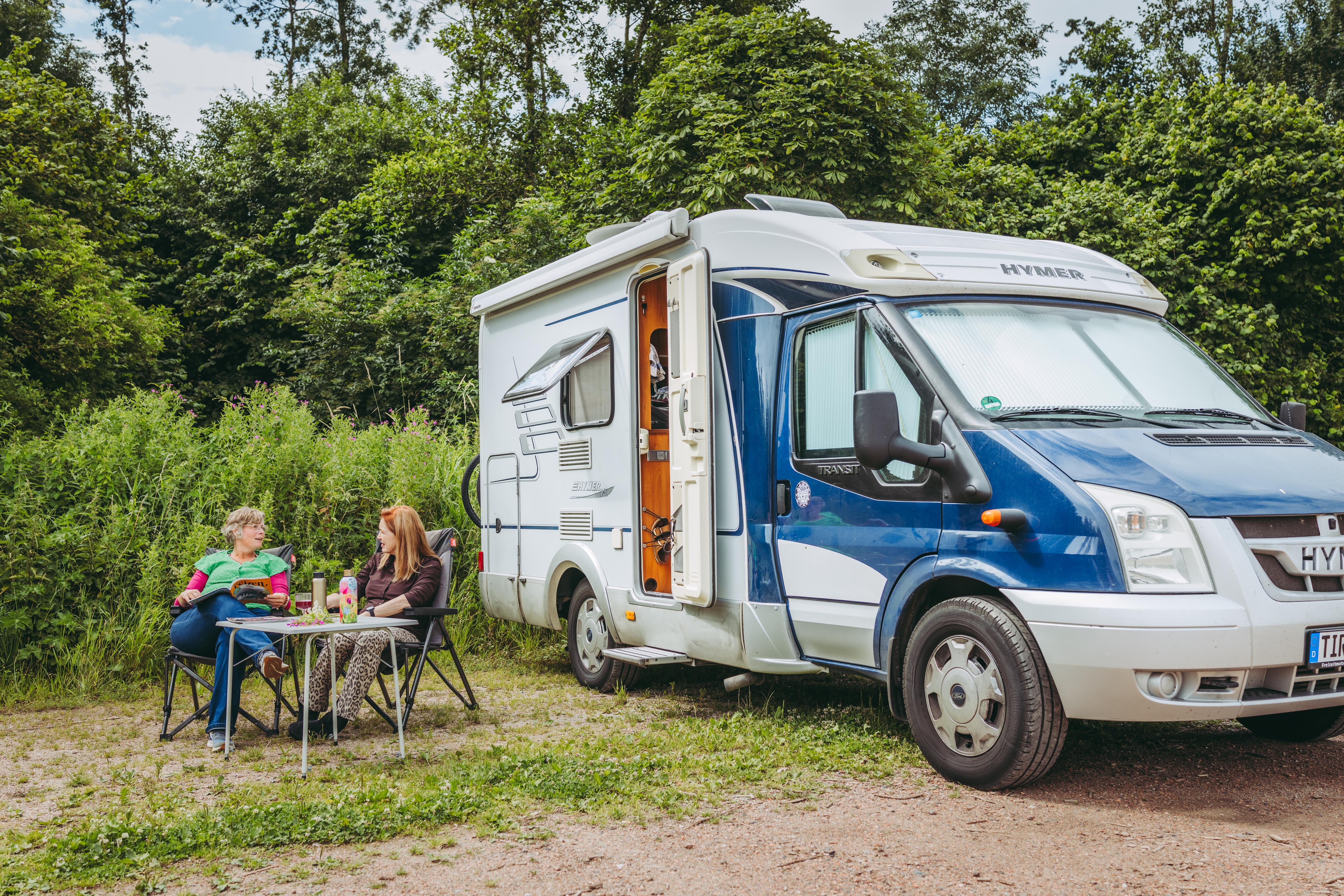 Wohnmobilstellpl&auml;tze gibt es reichlich, so dass man &shy;mehrere Orte mit dem Fahrzeug &shy;bereisen kann. Foto: © Marketing Eemsdelta
