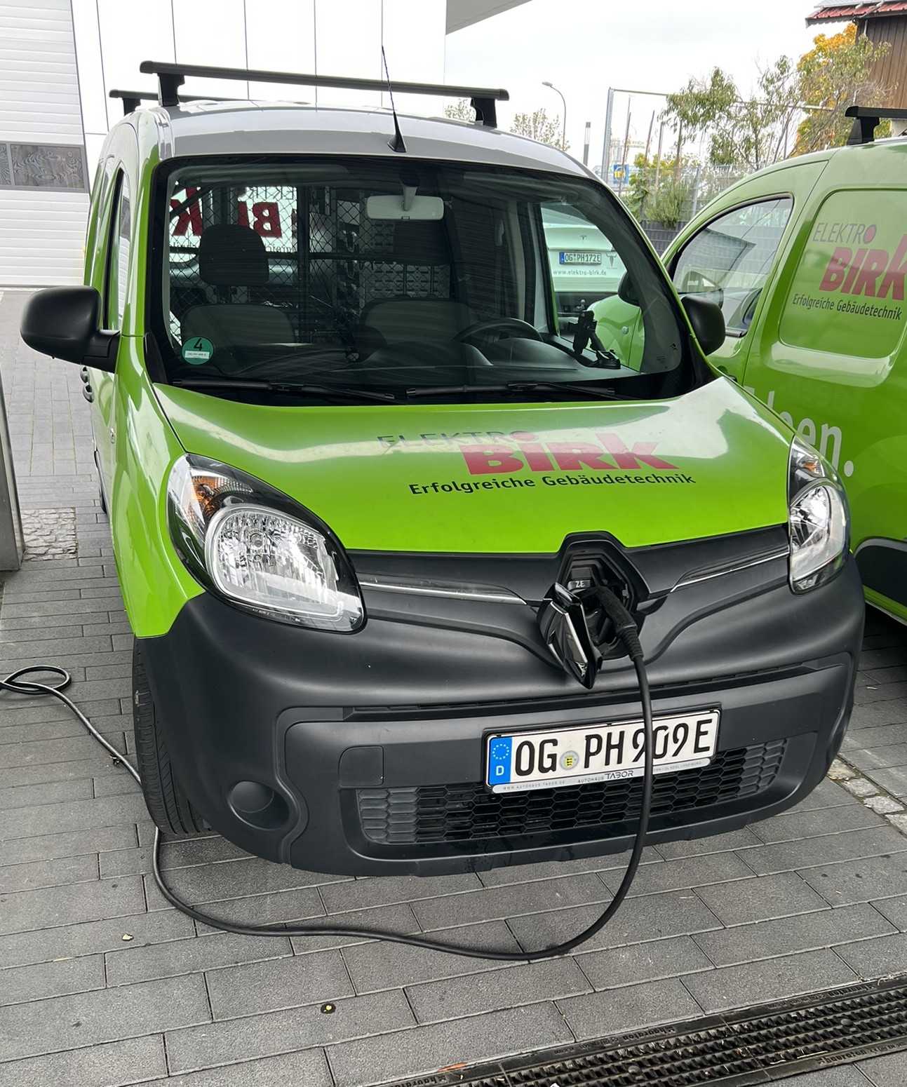 F&uuml;r die Firmenwagen stehen 50 Ladepunkte bereit, die Flotte f&auml;hrt zu 95 Prozent elektrisch. Foto: © Verlagsanstalt Handwerk GmbH