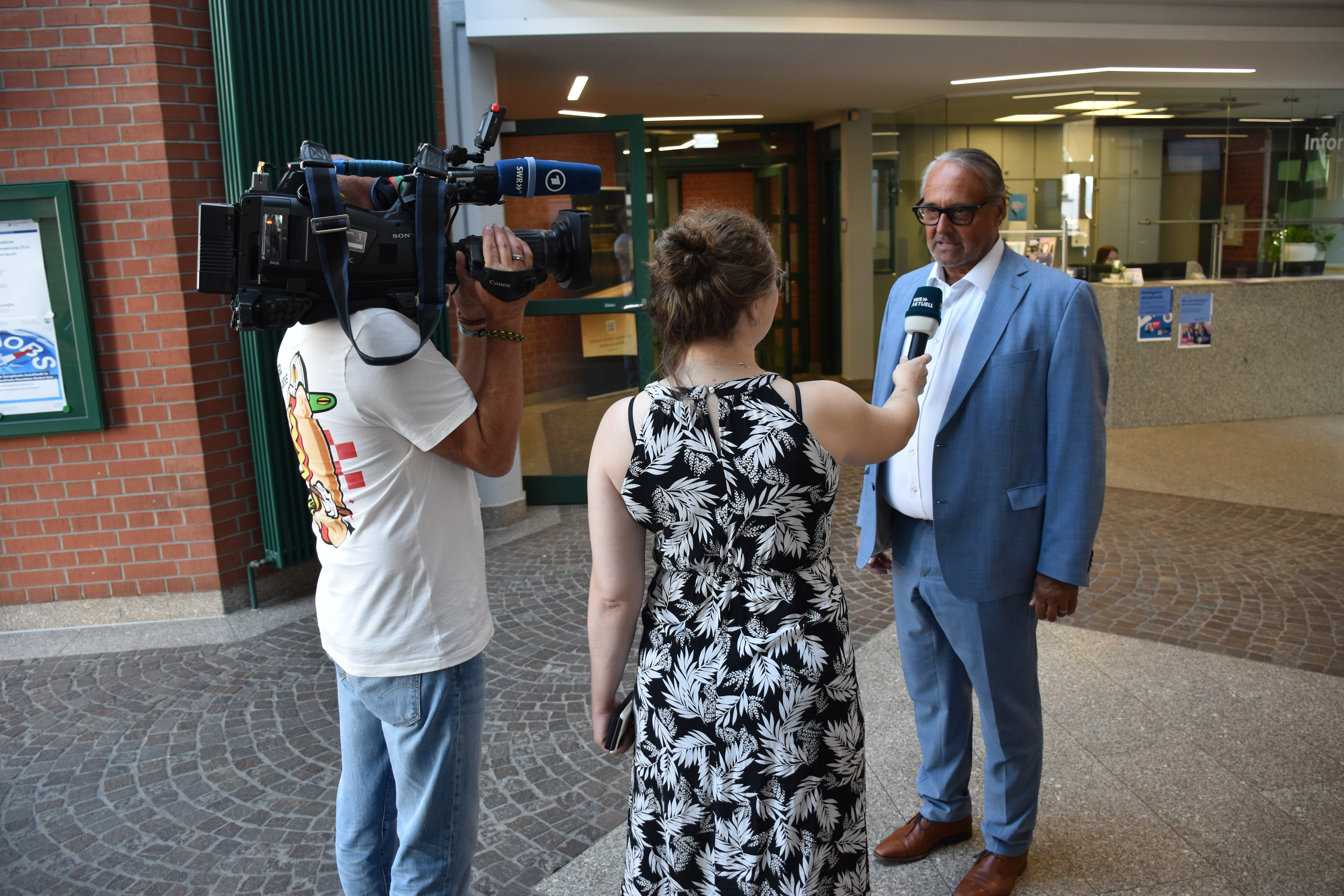 Ralf Hellrich, Hauptgesch&auml;ftsf&uuml;hrer der HwK Koblenz, informierte vor der Kamera des SWR-Fernsehteams &uuml;ber die handwerkliche Ausbildung im Kammerbezirk. Foto: © HwK Koblenz 