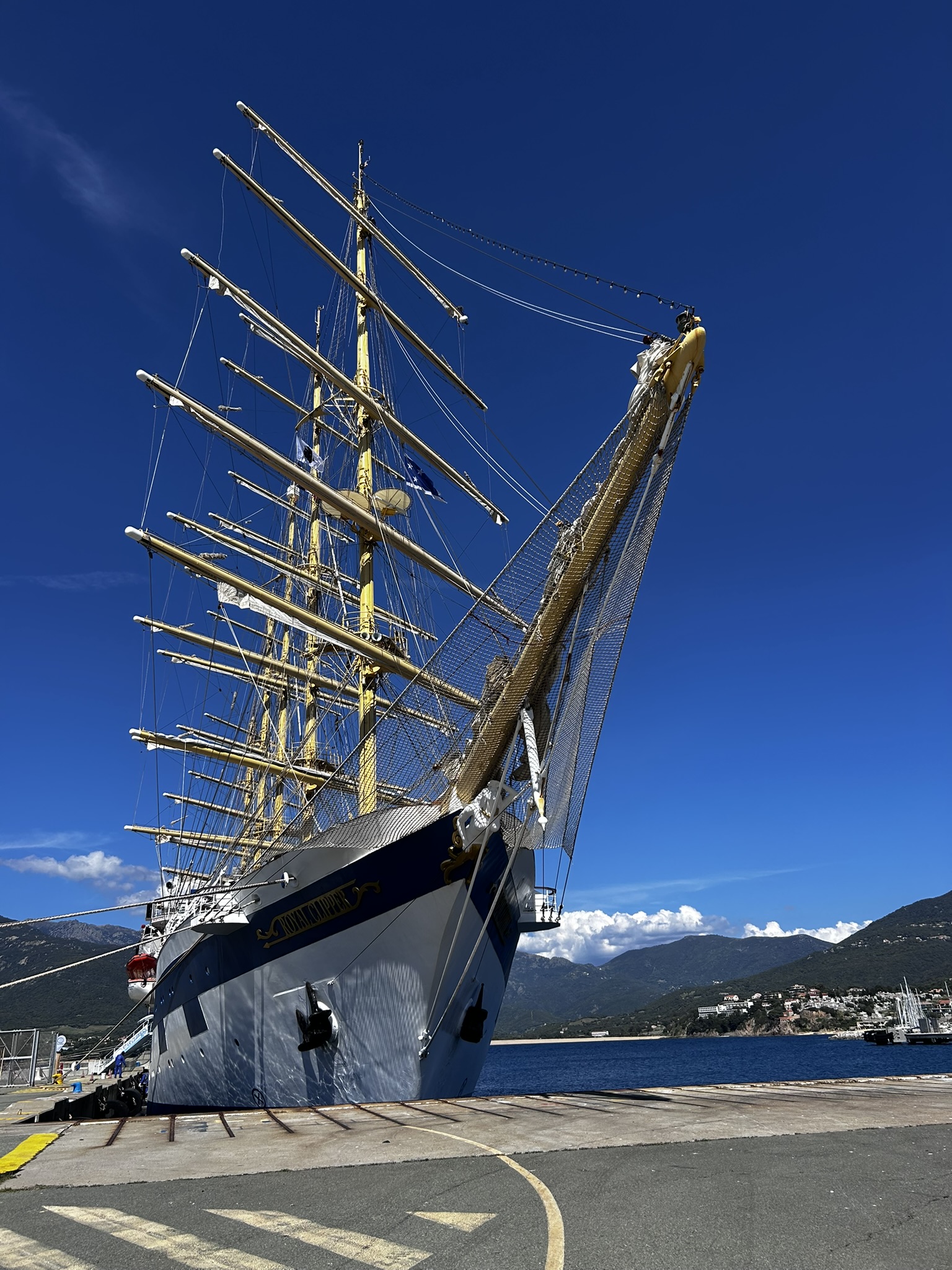 Auch ohne gesetzte Segel ein spektakul&auml;rer Anblick: der F&uuml;nfmaster Royal Clipper. Foto: © DHB