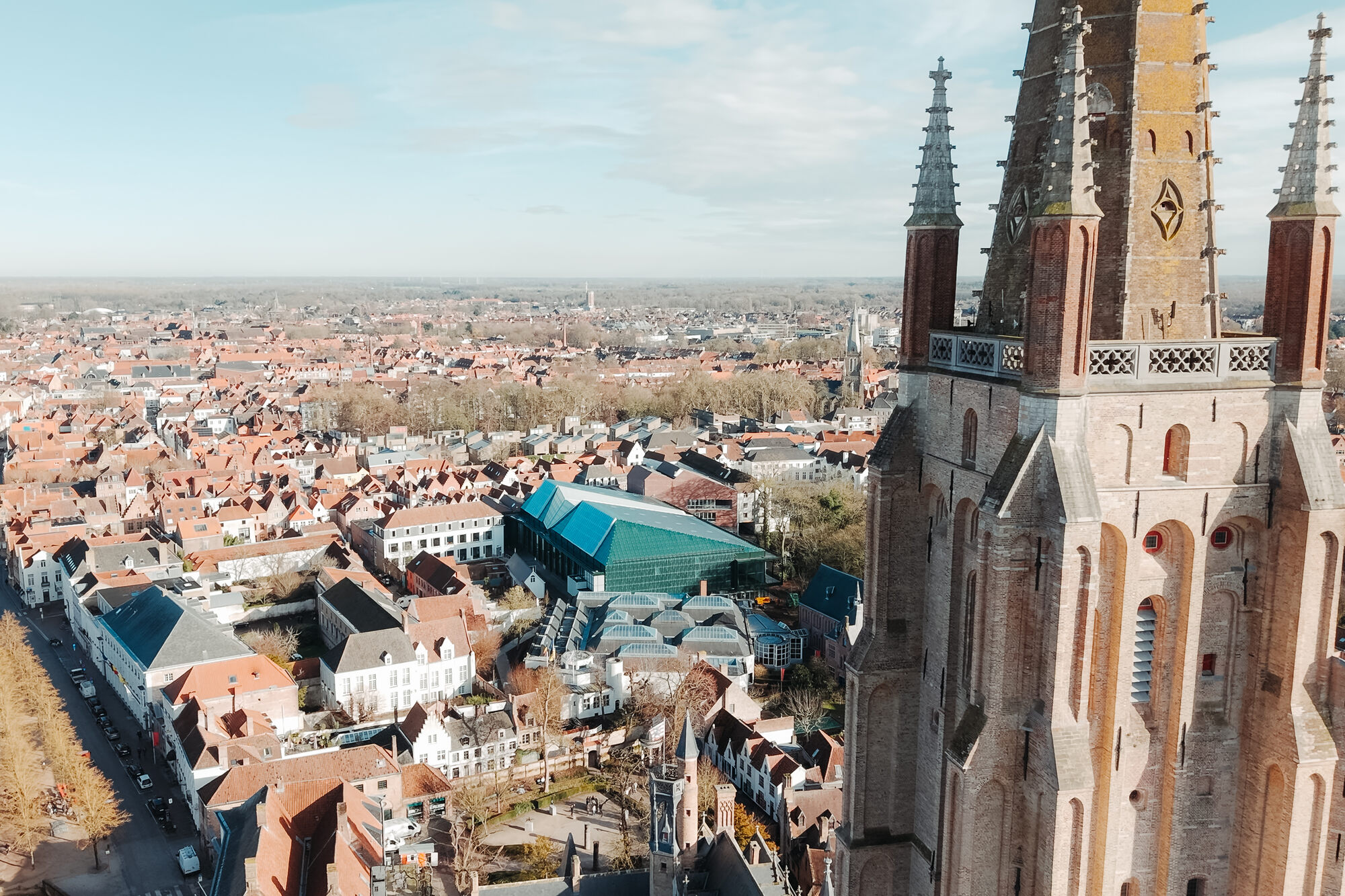 Die neue Kunsthalle befindet sich inmitten des historisch gepr&auml;gten Stadtzentrums. Foto: Musea Brugge | © Jasper van het Groenewoud