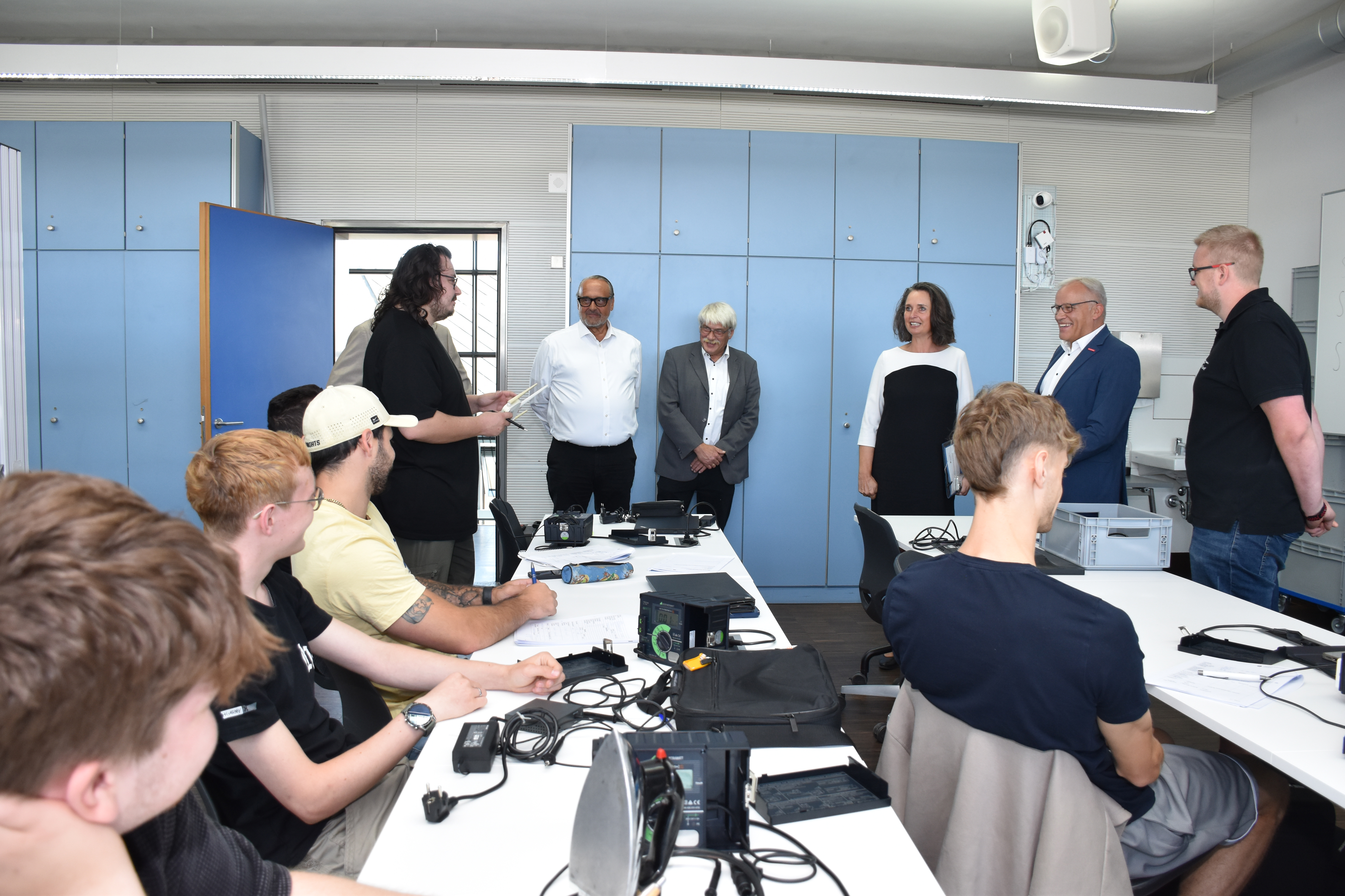 Staatssekret&auml;rin Kathrin Anklam-Trapp (3. v. r.) informiert sich bei den Lehrlingen des Elektrohandwerks &uuml;ber Ausbildungsinhalte wie auch die Motive, ins Handwerk zu gehen. Foto: © HwK Koblenz