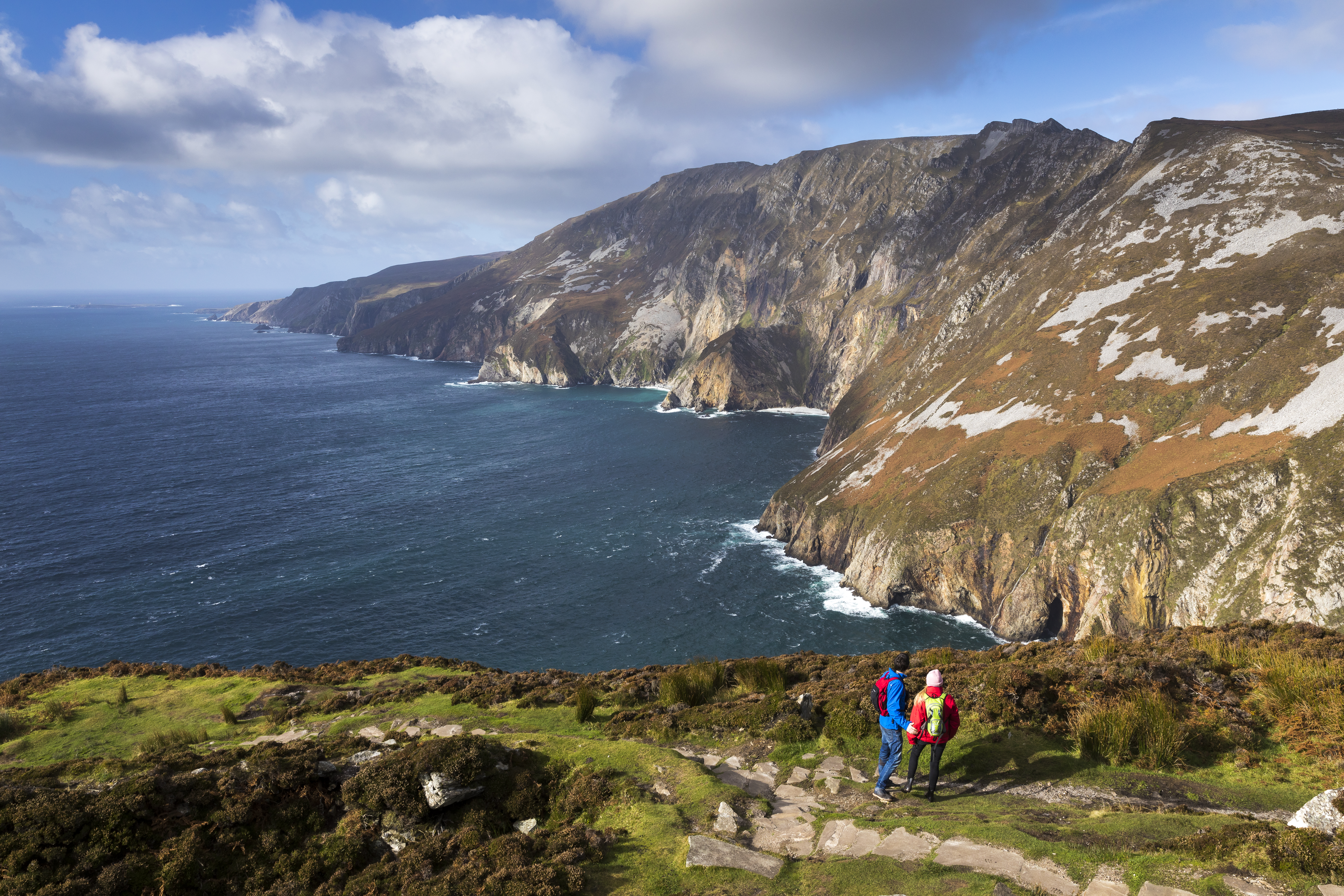 Zahlreiche kurze Wanderungen f&uuml;hren entlang spektakul&auml;rer K&uuml;stenabschnitte - wie hier entlang der Slieve-League-Klippen im Nordwesten Foto: © Tourism Ireland
