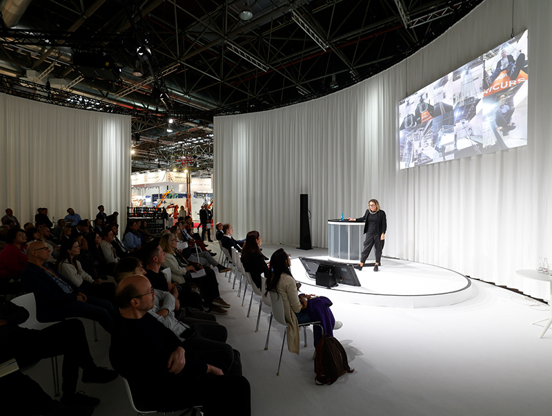 Wie ver&auml;ndern K&uuml;nstliche Intelligenz (KI) und digitale Technologien die Planung? Welche Rolle spielen Kreislaufwirtschaft und innovative Glasl&ouml;sungen f&uuml;r nachhaltige Architektur? Antworten auf diese brandaktuellen Fragen gibt es auf dem architecture forum der glasstec 2026. Foto: © Messe Düsseldorf / ctillmann