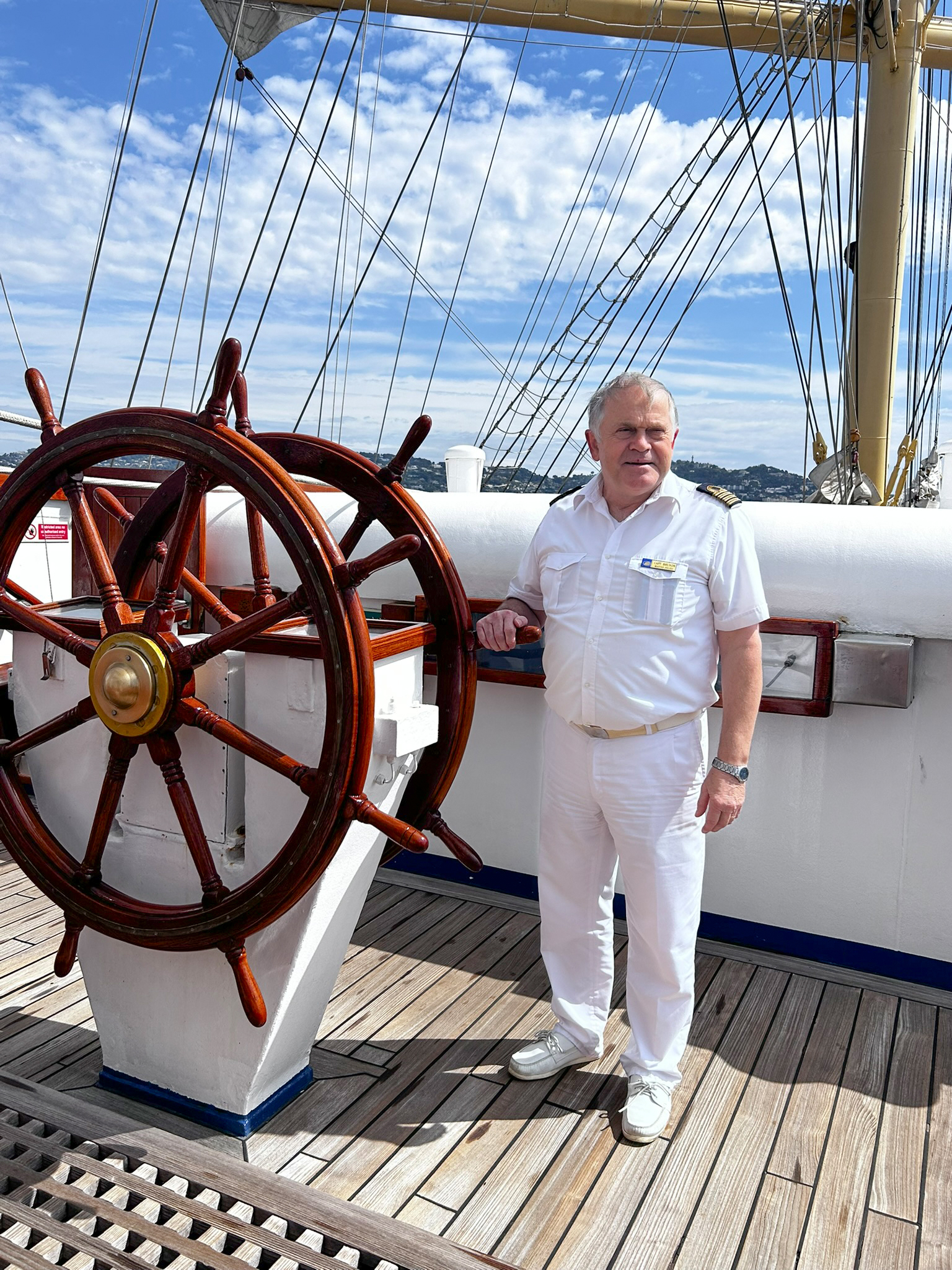 Kapit&auml;n Brunon Borowka nimmt seit 1995 das Steuer an Bord des Segelschiffs in die Hand. F&uuml;r ihn ist die gesamte Royal Clipper ein Best Place. Foto: © DHB