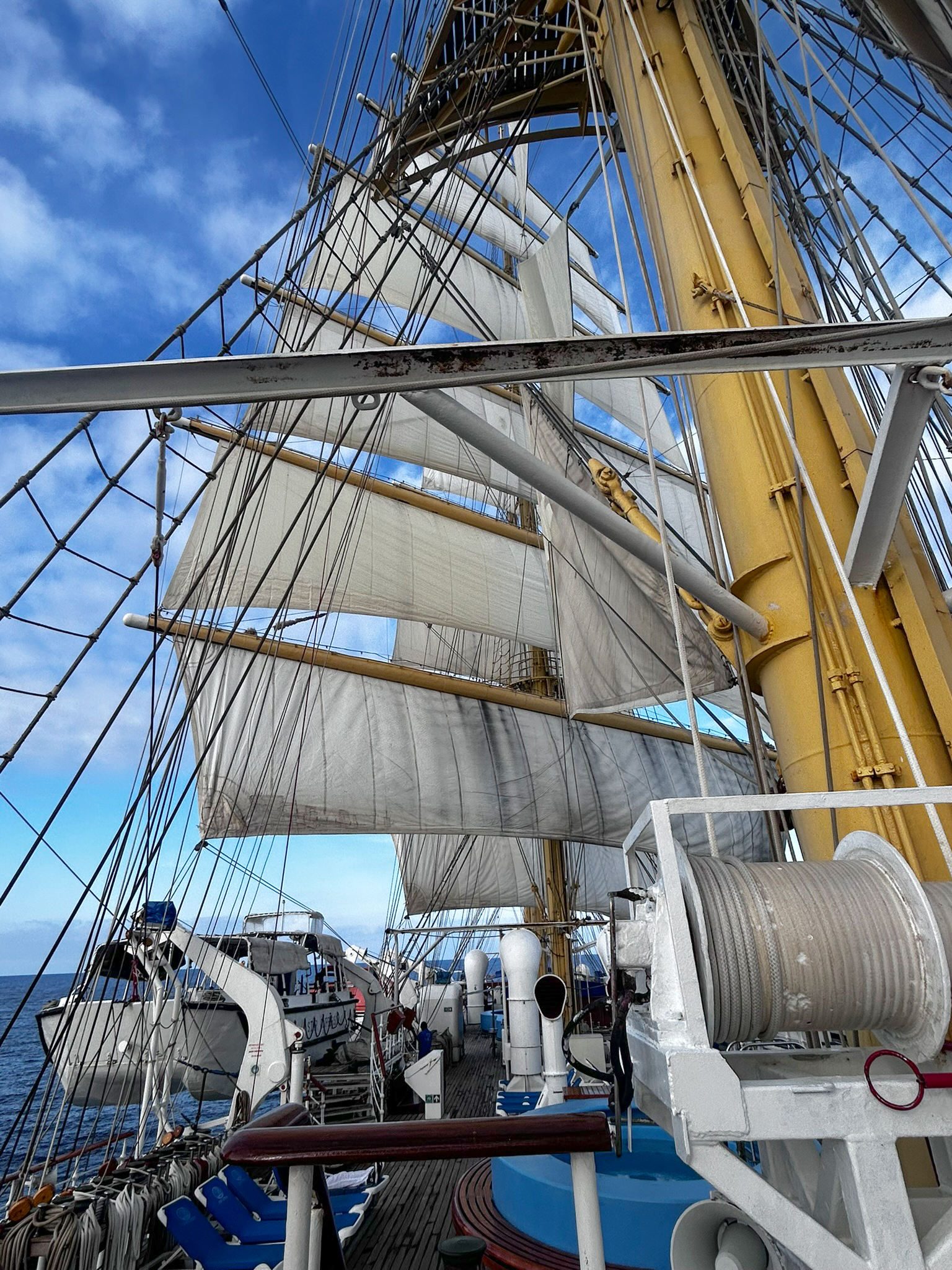 Der Aufenthalt an Deck des Schiffs &uuml;bt t&auml;glich eine neue Faszination f&uuml;r Ausstattung und Technik aus. Foto: © DHB