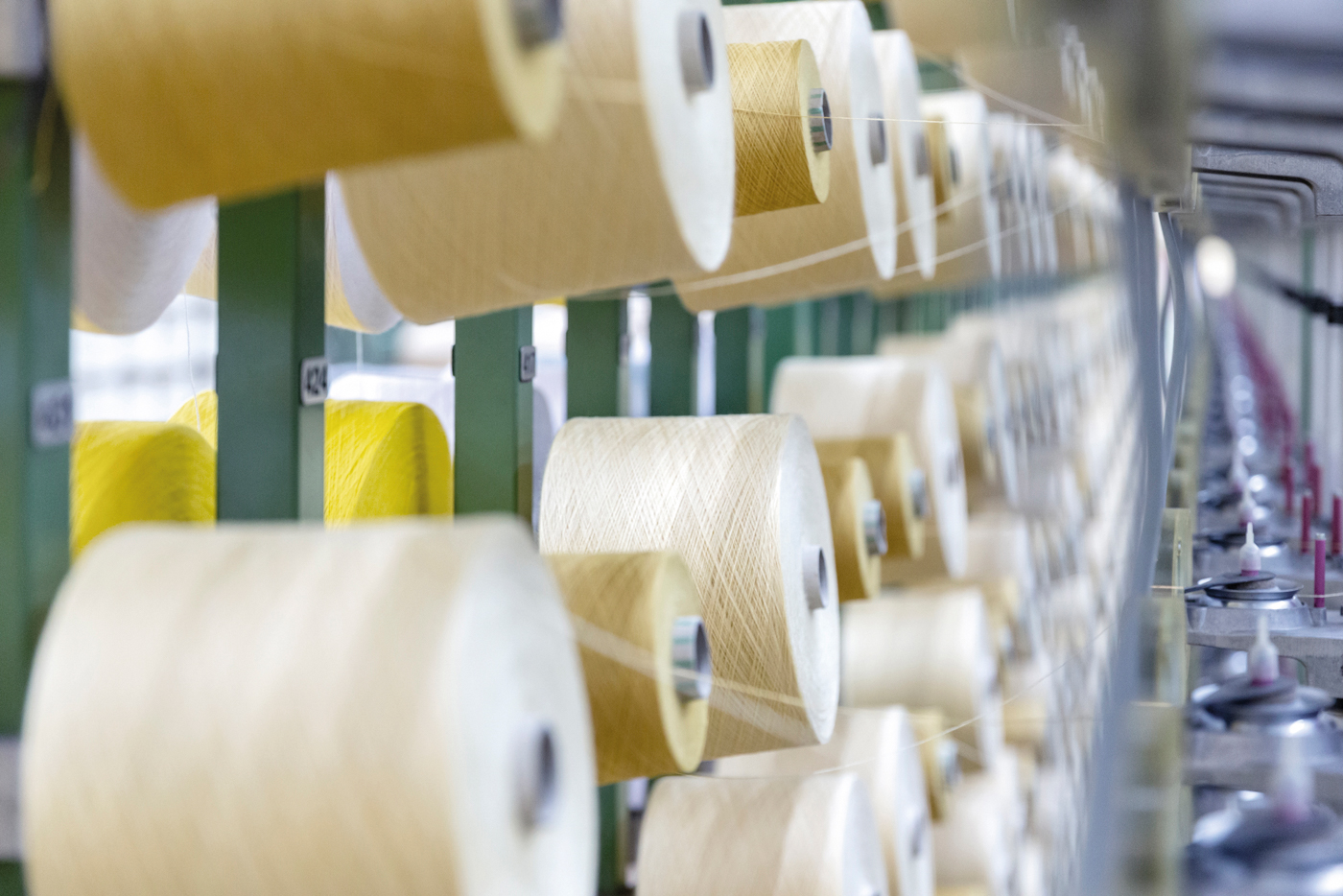 Alle hochwertigen Sonnenschutzstoffe des Hauses basieren auf 100 Prozent spinnd&uuml;sengef&auml;rbtem Acryl. Foto: © Sattler Sun-Tex