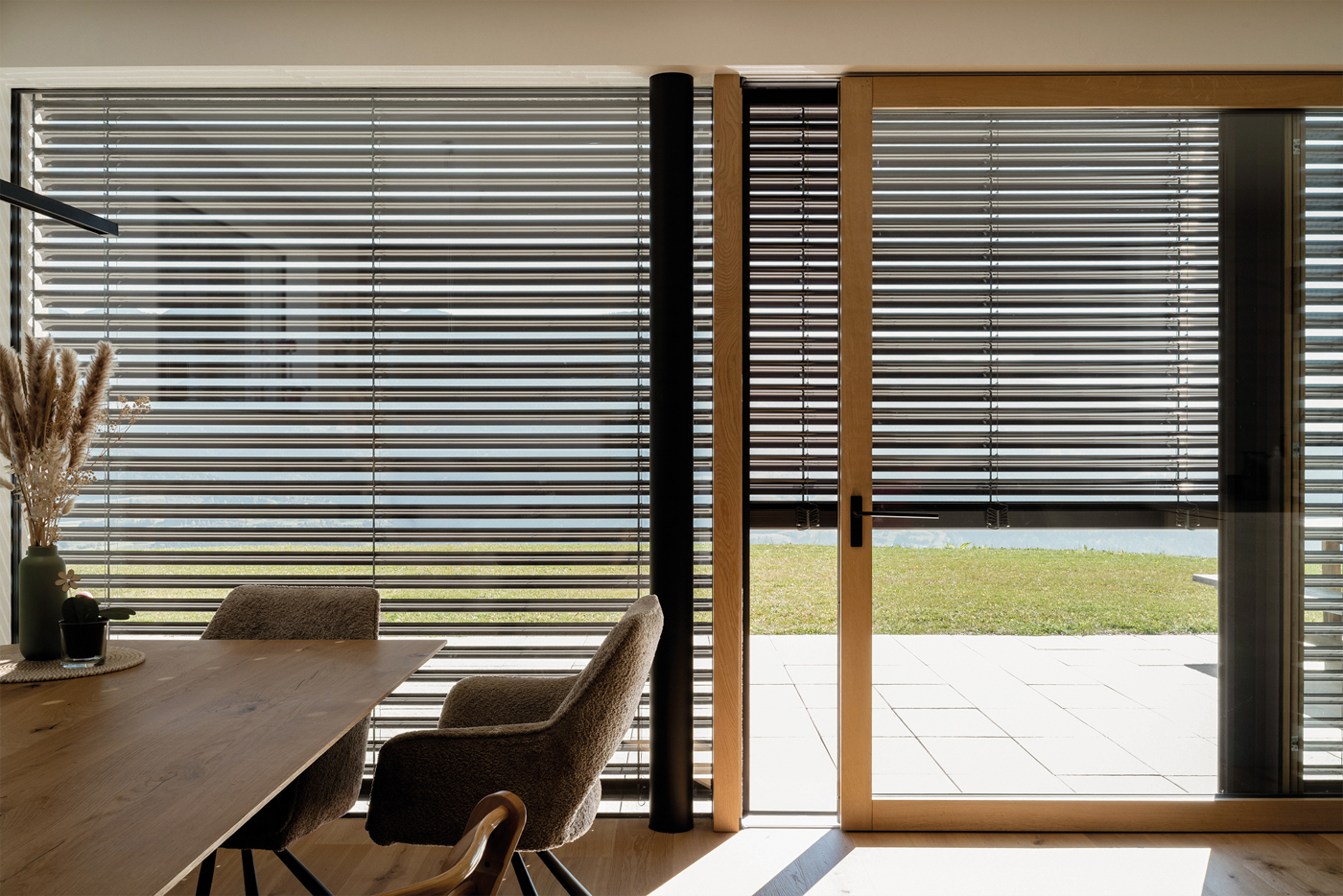 Au&szlig;enliegender Sonnenschutz stoppt die Hitze, bevor sie in den Raum eindringt. Dadurch wird der W&auml;rmeeintrag &uuml;ber die Fenster deutlich reduziert und Wohnr&auml;ume bleiben sp&uuml;rbar k&uuml;hler. Foto: © Hella
