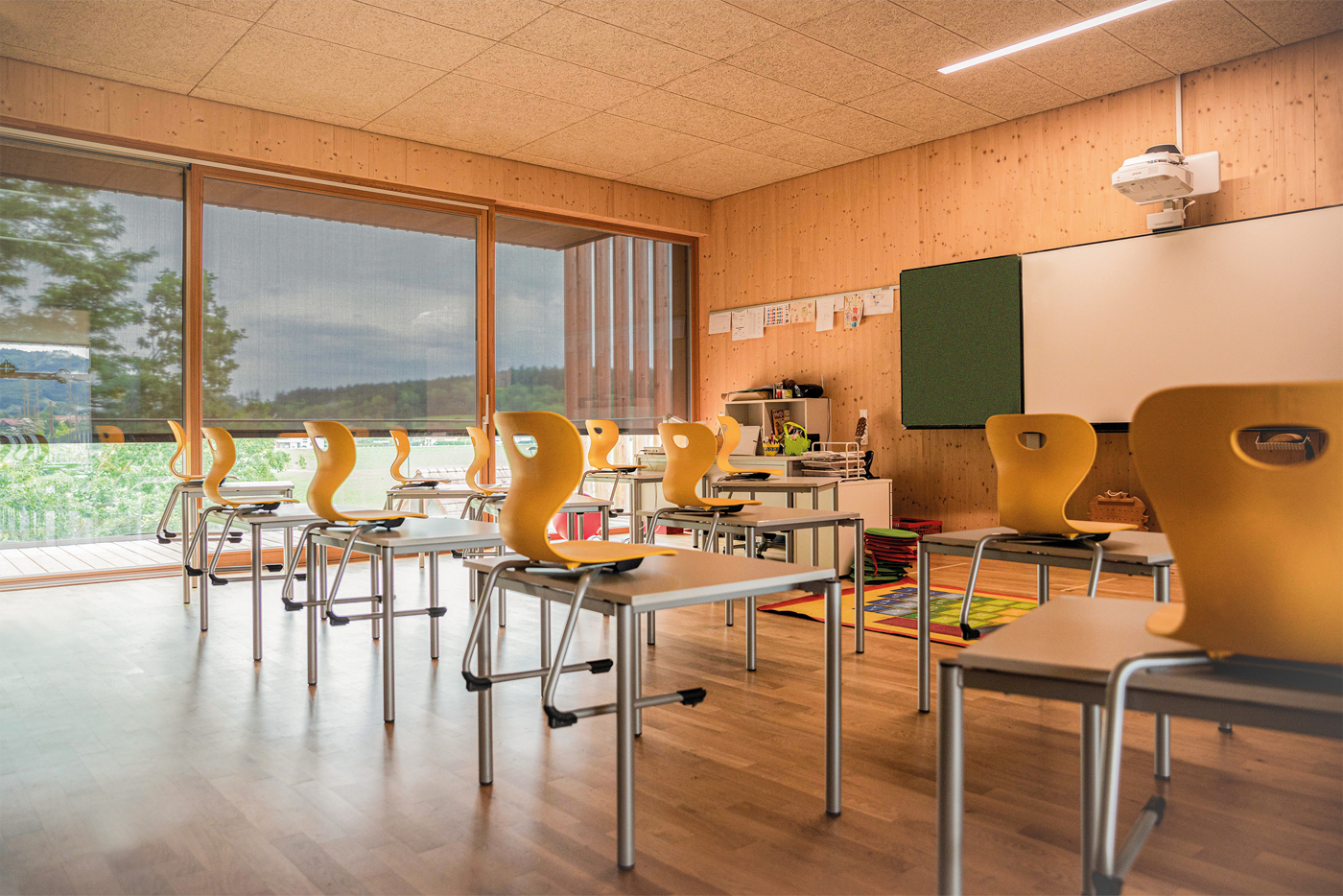 Mit au&szlig;enliegendem Sonnenschutz bleiben Wohngeb&auml;ude, B&uuml;ros, Schulen und Gesundheitseinrichtungen auch an Hitzetagen sicher, komfortabel und uneingeschr&auml;nkt nutzbar.  Foto: © Hella