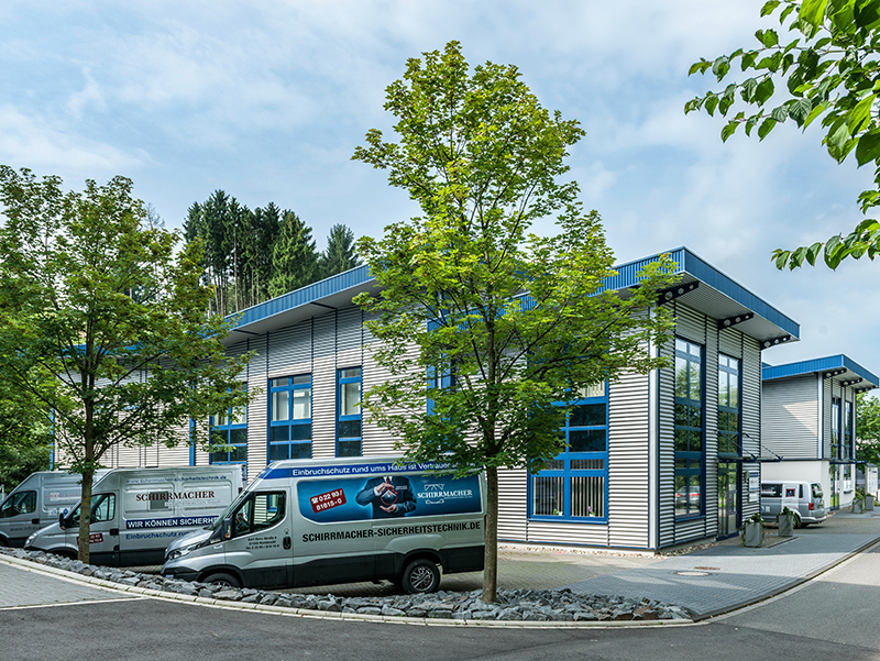 Eine 25-jährige Markt- und Praxiserfahrung auf dem Gebiet der mechanischen Nachrüstung von Fenstern und Türen bringt Schirrmacher Sicherheits- und Fenstertechnik in das Firmen-Netzwerk von Roto Professional Service (RPS) ein. Das neue Mitglied im Verbund regional tätiger Service Friends ist u. a. in den Adressennachweisen Mechanische Sicherungseinrichtungen diverser Landeskriminalämter gelistet. Das Foto zeigt den Hauptsitz des Unternehmens in Nümbrecht bei Köln. Foto: © Roto Frank