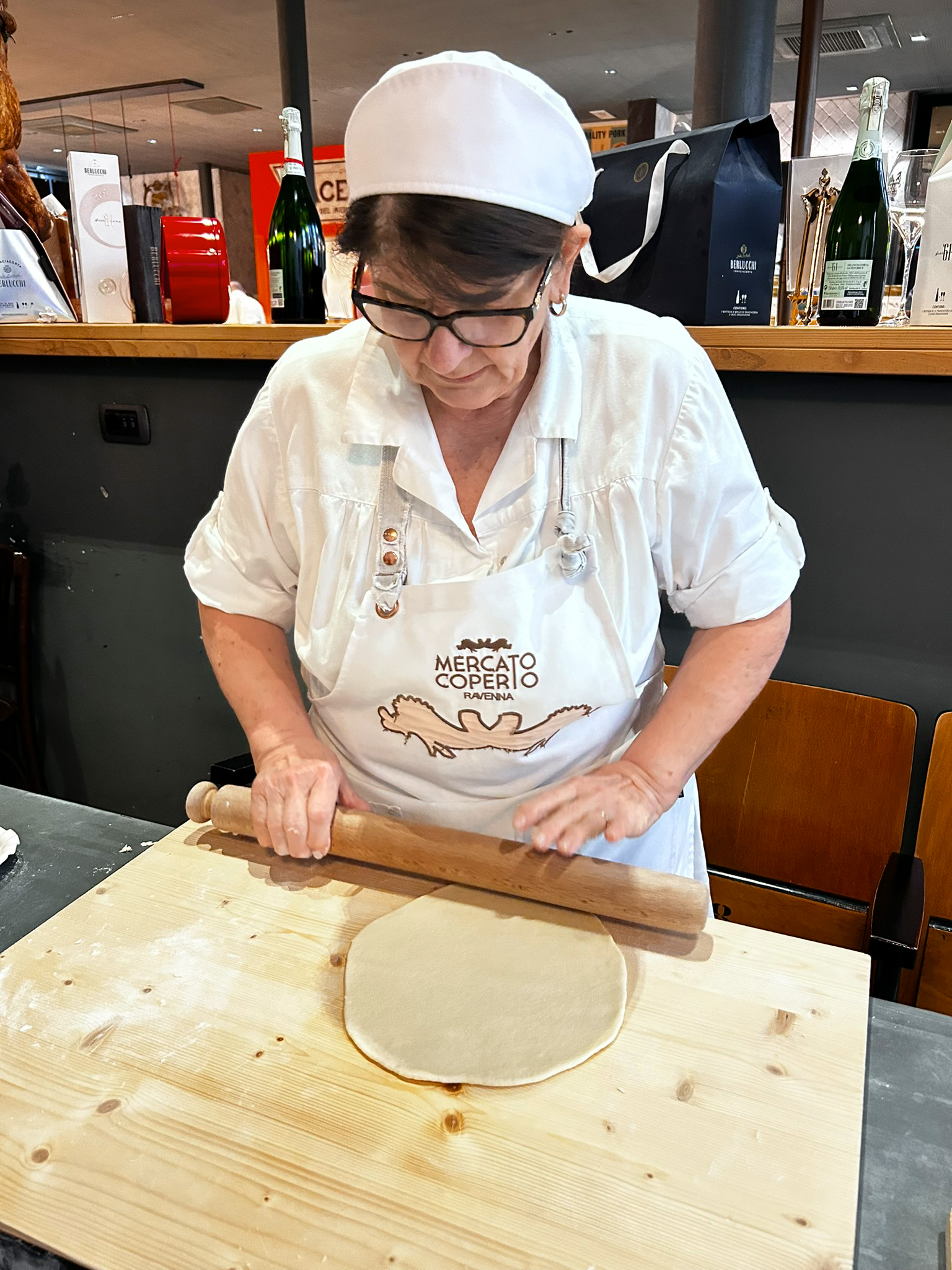  Die B&auml;ckerin im Mercato Coperto zeigt bei einem  Workshop die Zubereitung des traditionellen Fladenbrots. Foto: © DHB