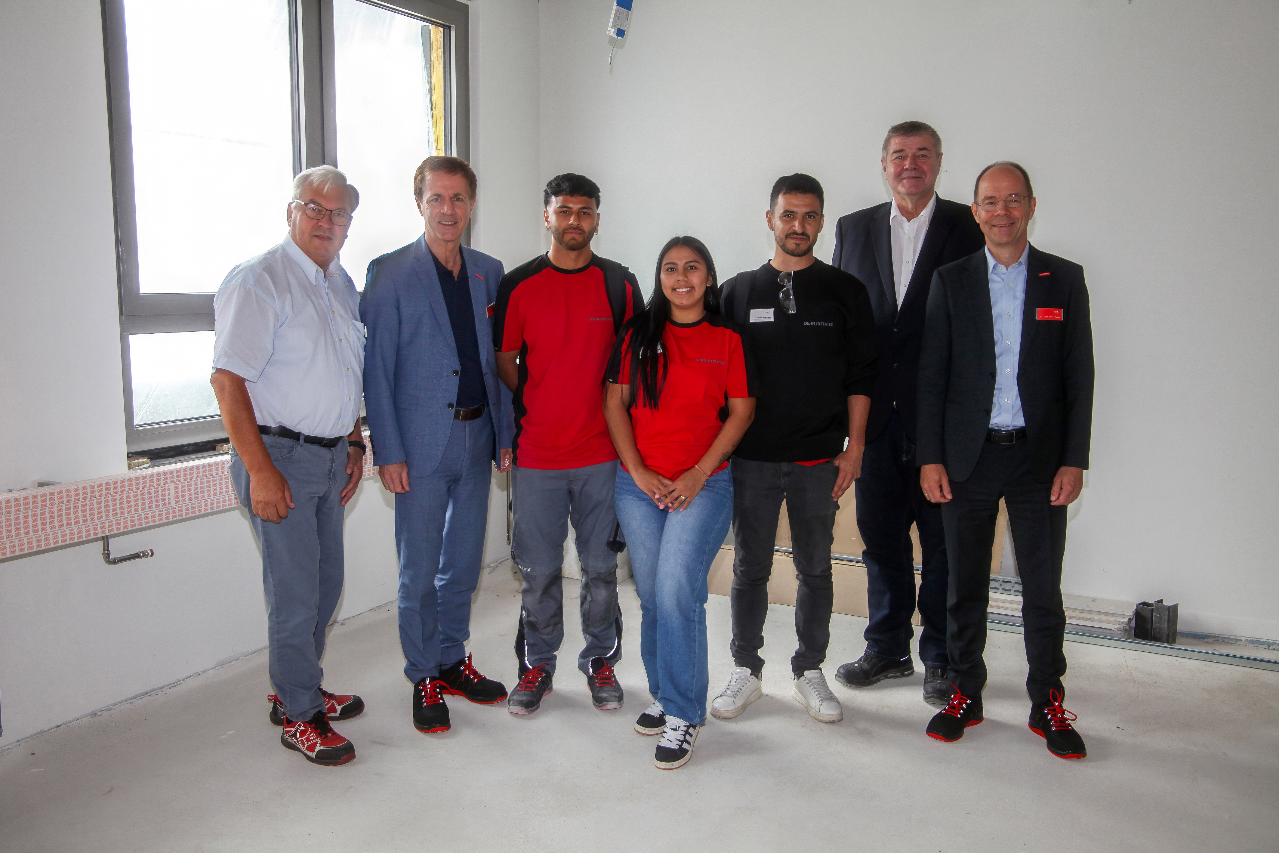 HWK-Vizepr&auml;sident Gerhard Ulm, stv. HWK-Hauptgesch&auml;ftsf&uuml;hrer Hans Schmidt, die drei kolumbianischen Fachkr&auml;fte Martin Fernando Piraban Alvarez, Ana Maria Hurtado Nopan und Ricardo Antonino Torres Ospina, Dehn Instatec-Gesch&auml;ftsf&uuml;hrer Christian Hamann und Jan Dannenbring, Leiter des Bereichs Arbeitsmarkt vom ZDH (von links). Foto: © Fotostudio Weidinger / HWK Niederbayern-Oberpfalz