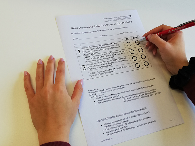 Der wöchentliche Gesundheitsfragebogen für die Belegschaft informiert über die Lage. Foto: © Raphael Gorski/GS electronic