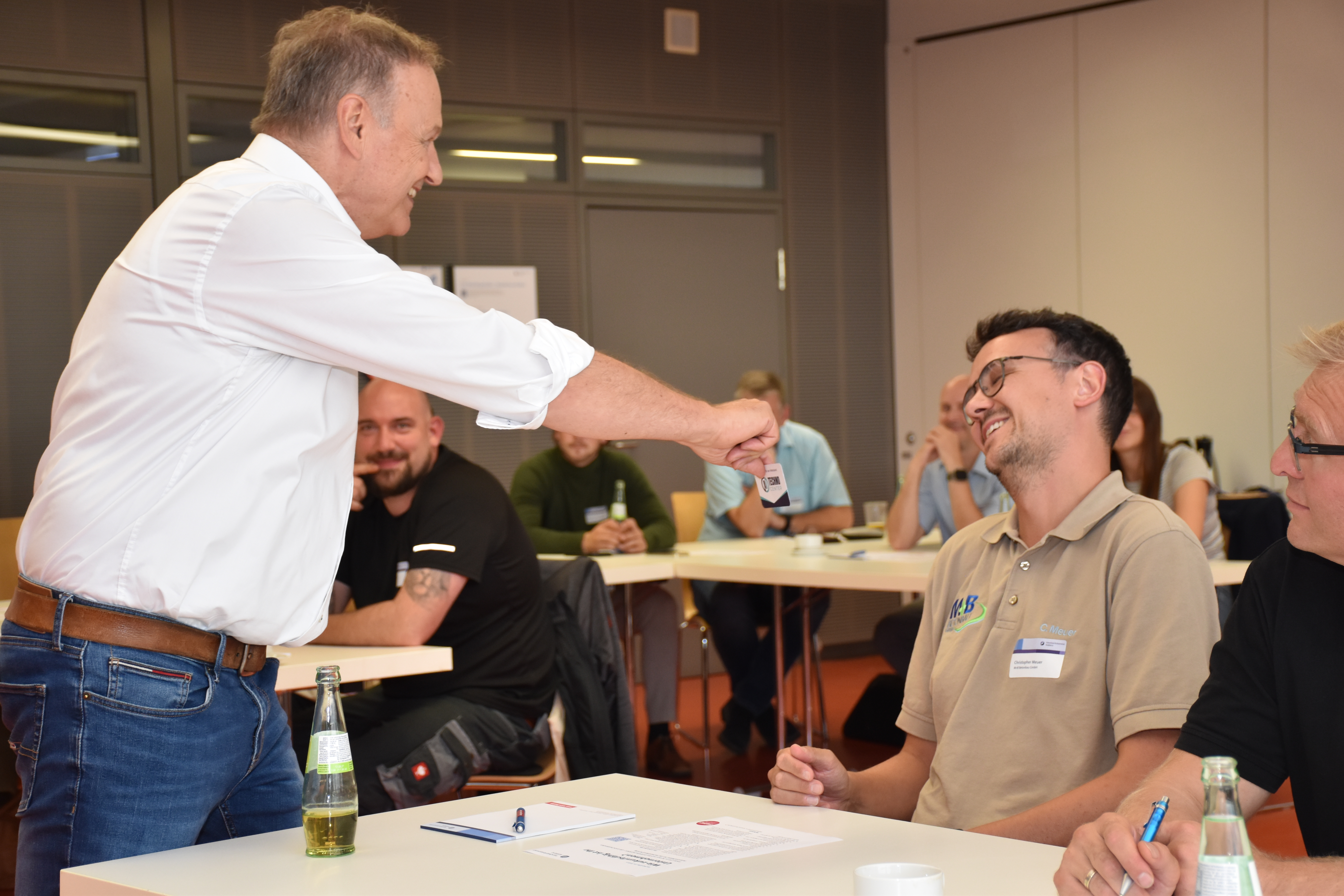 Wie &uuml;berreiche ich die Visitenkarte an Kunden? Manche Unternehmen schulen ihre Mitarbeiter darin. Foto: © Jörg Diester / HwK Koblenz