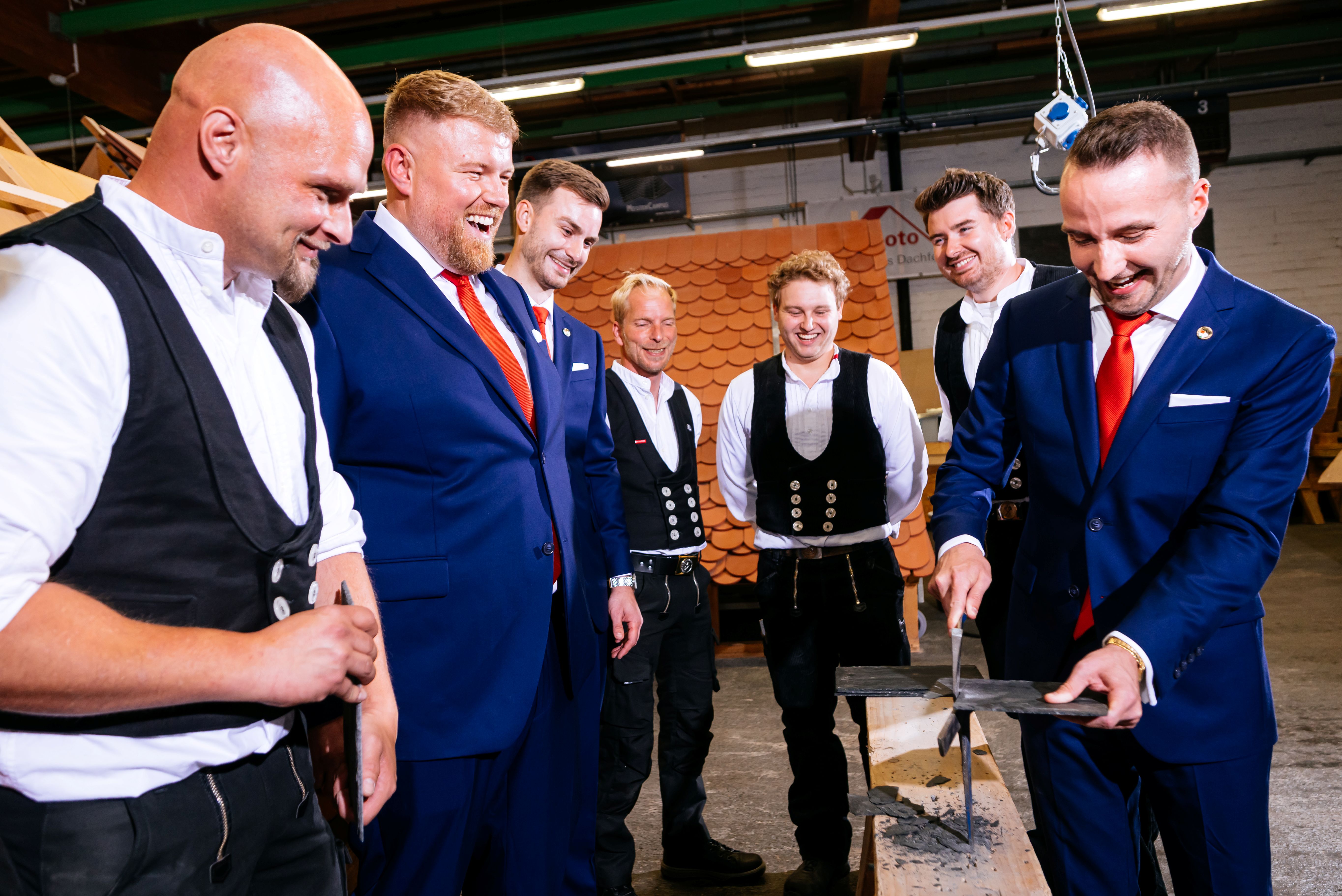Mike Lindner (Dachdeckermeister und Leiter Meisterschule Dachdecker-Handwerk, HWK K&ouml;ln), Bauer Alex, Prinz Marius I., Johannes Seger (Dachdeckermeister und Dozent Meisterschule Dachdecker-Handwerk, HWK K&ouml;ln), Carlo Clever (Ausbilder Zimmerer-Handwerk, HWK K&ouml;ln), David Strau&szlig;feld (Ausbilder Dachdecker-Handwerk, HWK K&ouml;ln) und Jungfrau Johanna (von links) Foto: © Festkomitee Kölner Karneval/Costa Belibasakis