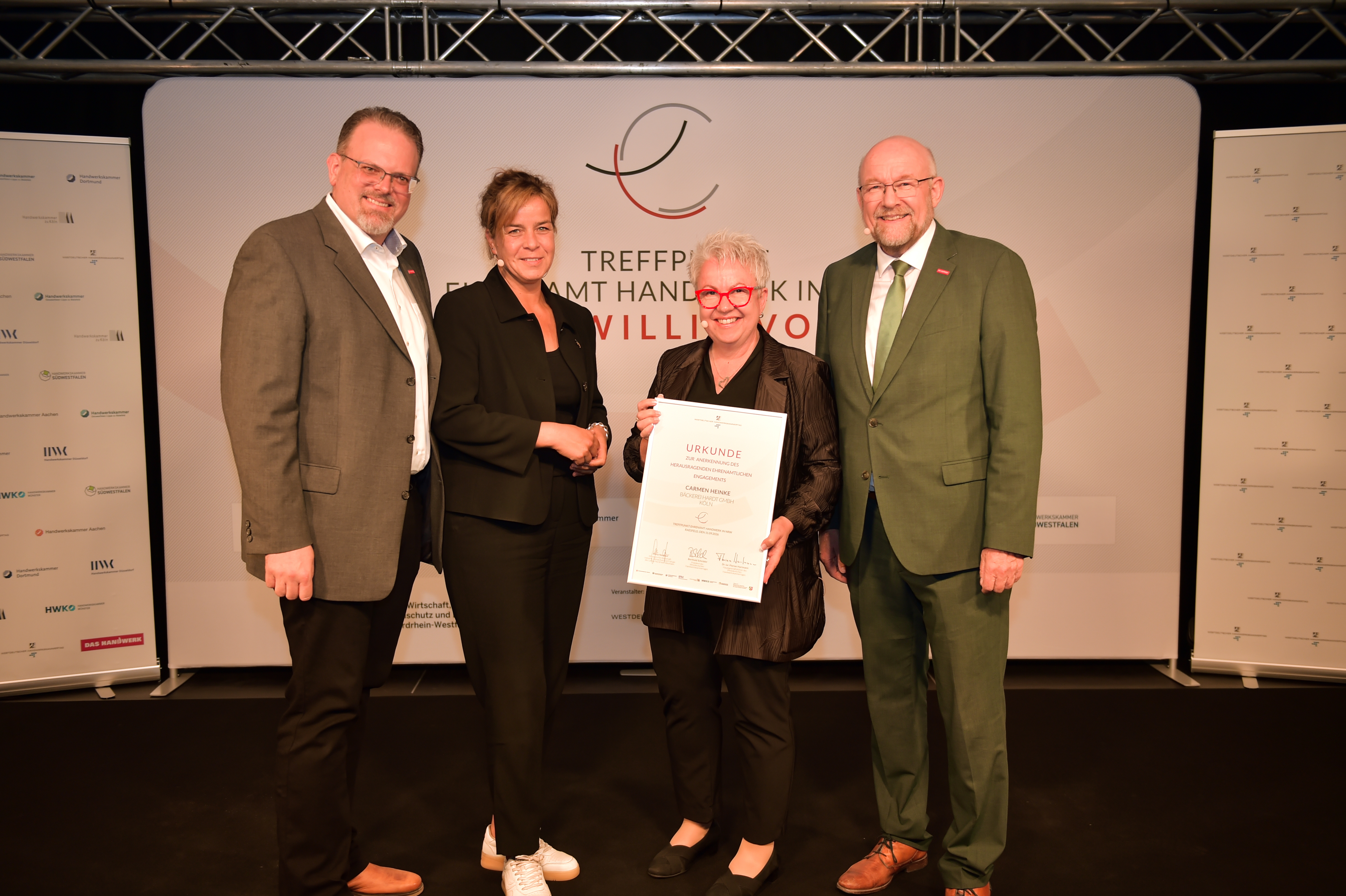 Alexander Hengst, Vizepr&auml;sident der HWK zu K&ouml;ln, Mona Neubaur, Carmen Heinke und Berthold Schr&ouml;der (v. l.) Foto: © WHKT / RG