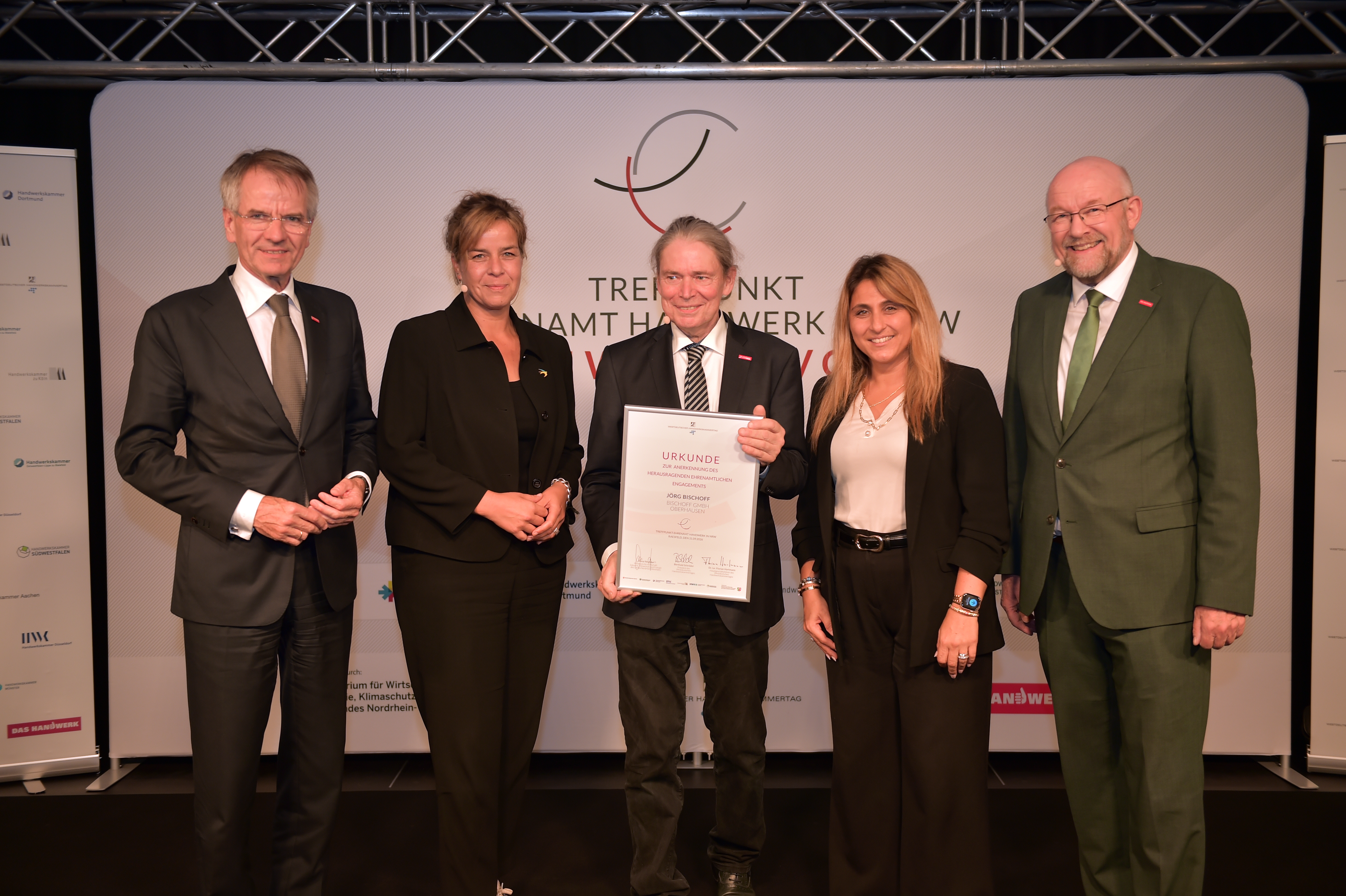 Andreas Ehlert, Pr&auml;sident der HWK D&uuml;sseldorf, Mona Neubaur, J&ouml;rg Bischoff, &Ouml;zlem Yarar, Vizepr&auml;sidentin der HWK D&uuml;sseldorf und Berthold Schr&ouml;der (v. l.) Foto: © WHKT / RG