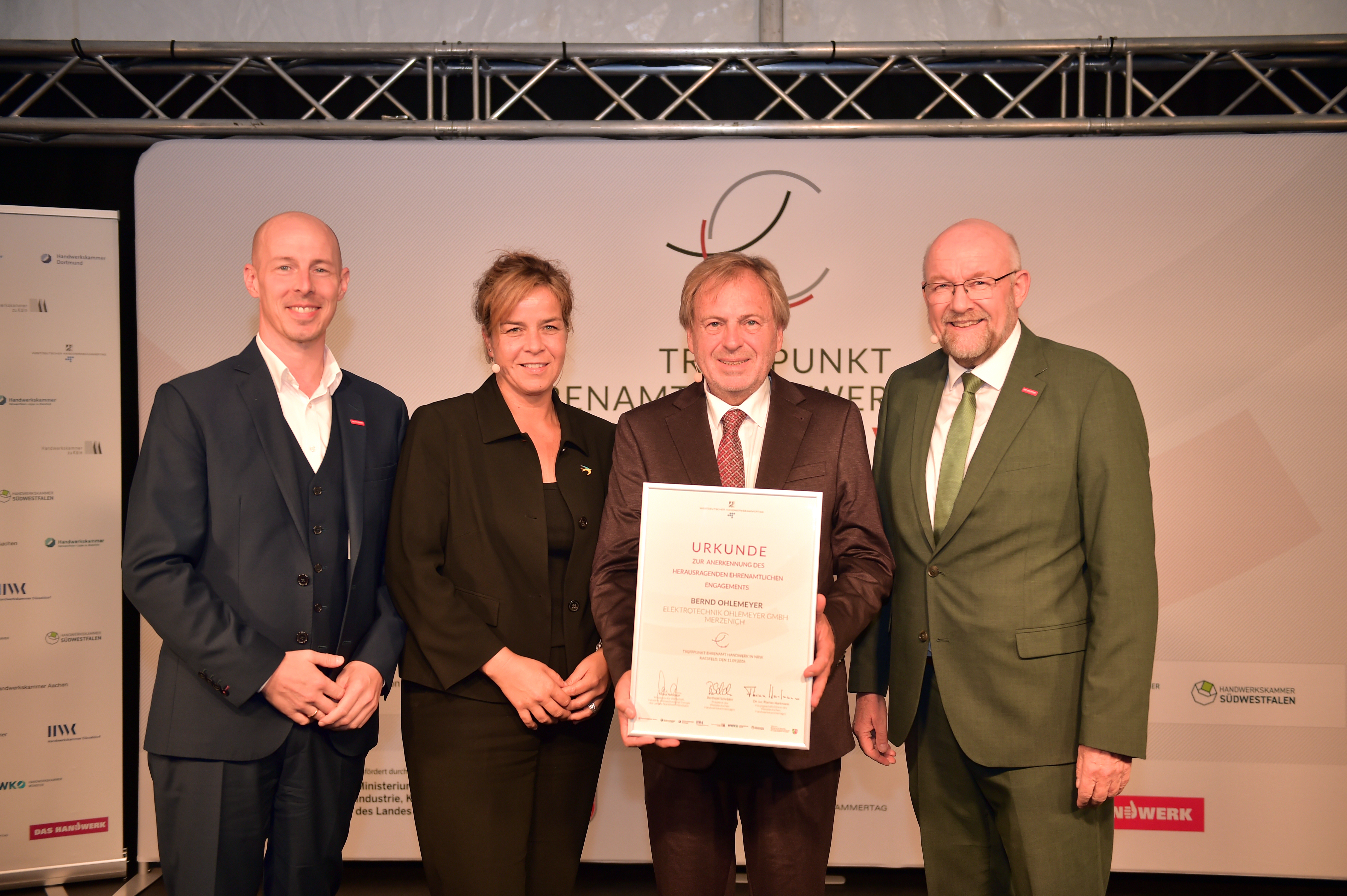 Marco Herwartz, Pr&auml;sident der HWK Aachen, Mona Neubaur, Bernd Ohlemeyer und Berthold Schr&ouml;der (v. l.) Foto: © WHKT / RG