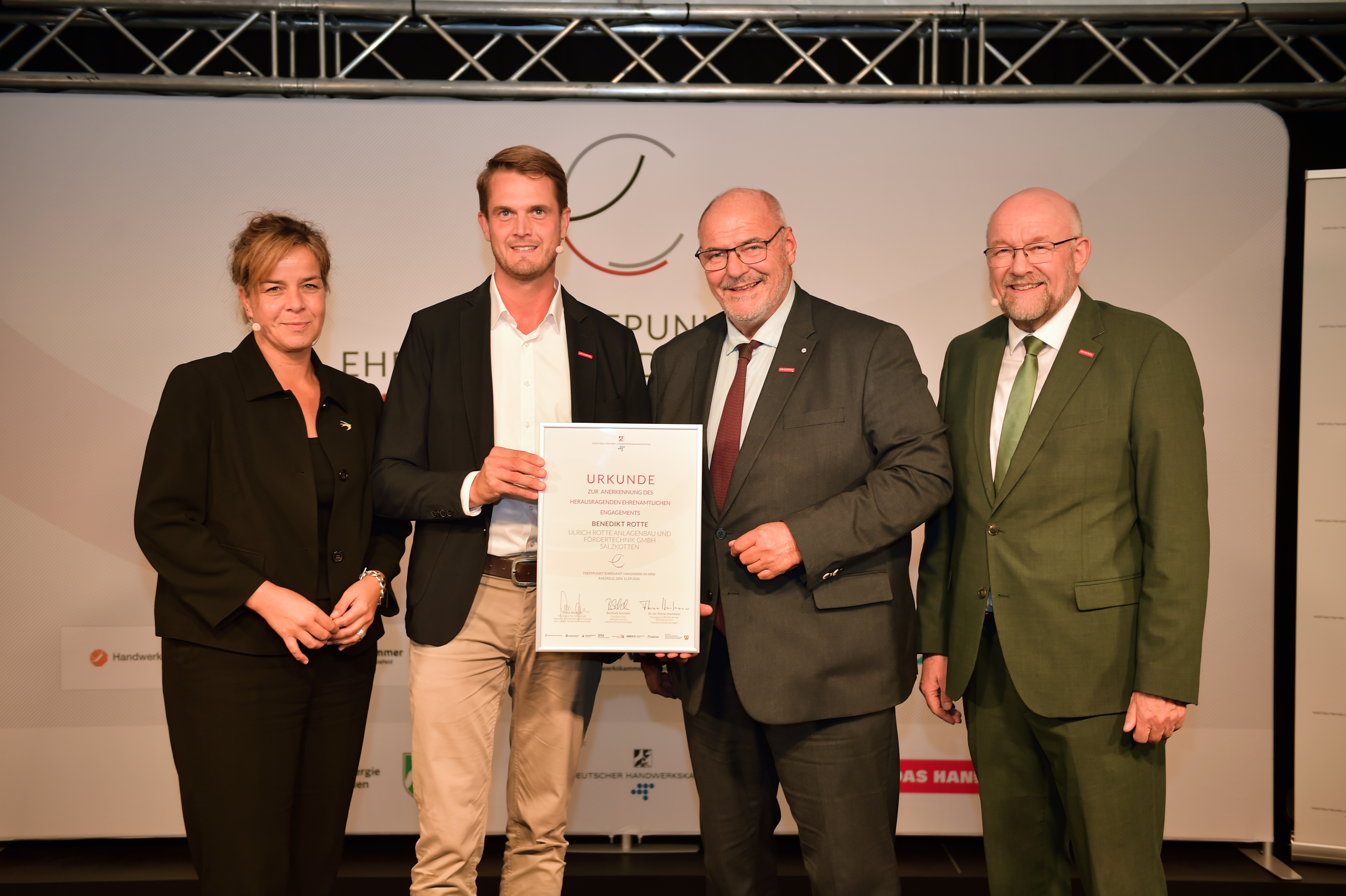Mona Neubaur, Benedikt Rotte, Peter Eul, Pr&auml;sident der HWK OWL zu Bielefeld und Berthold Schr&ouml;der (v. l.) Foto: © WHKT / RG