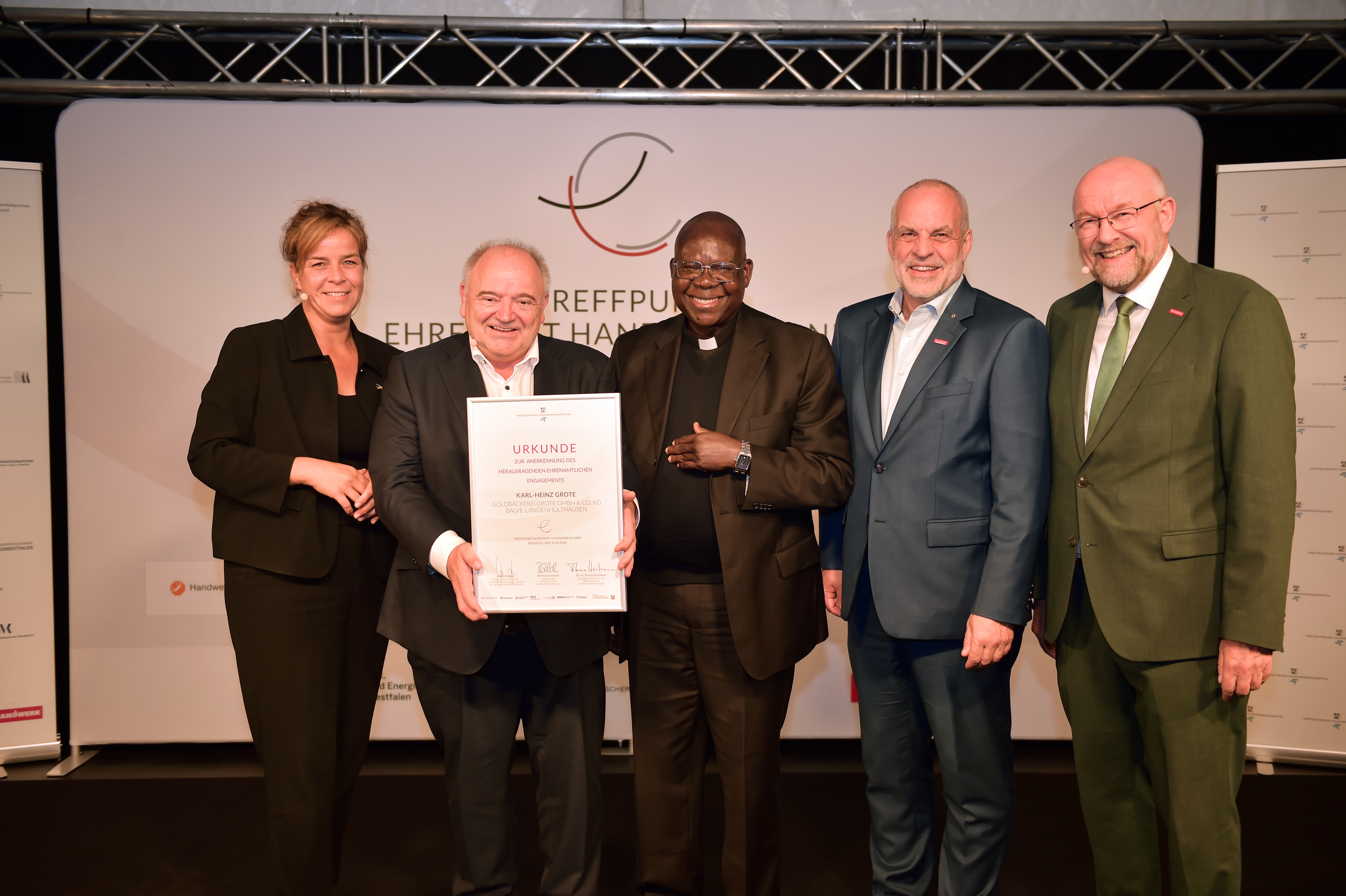 Mona Neubaur, Karl-Heinz Grote, Dr. Cosmas Alule, Jochen Renfordt, Pr&auml;sident der HWK S&uuml;dwestfalen und Berthold Schr&ouml;der (v. l.) Foto: © WHKT / RG