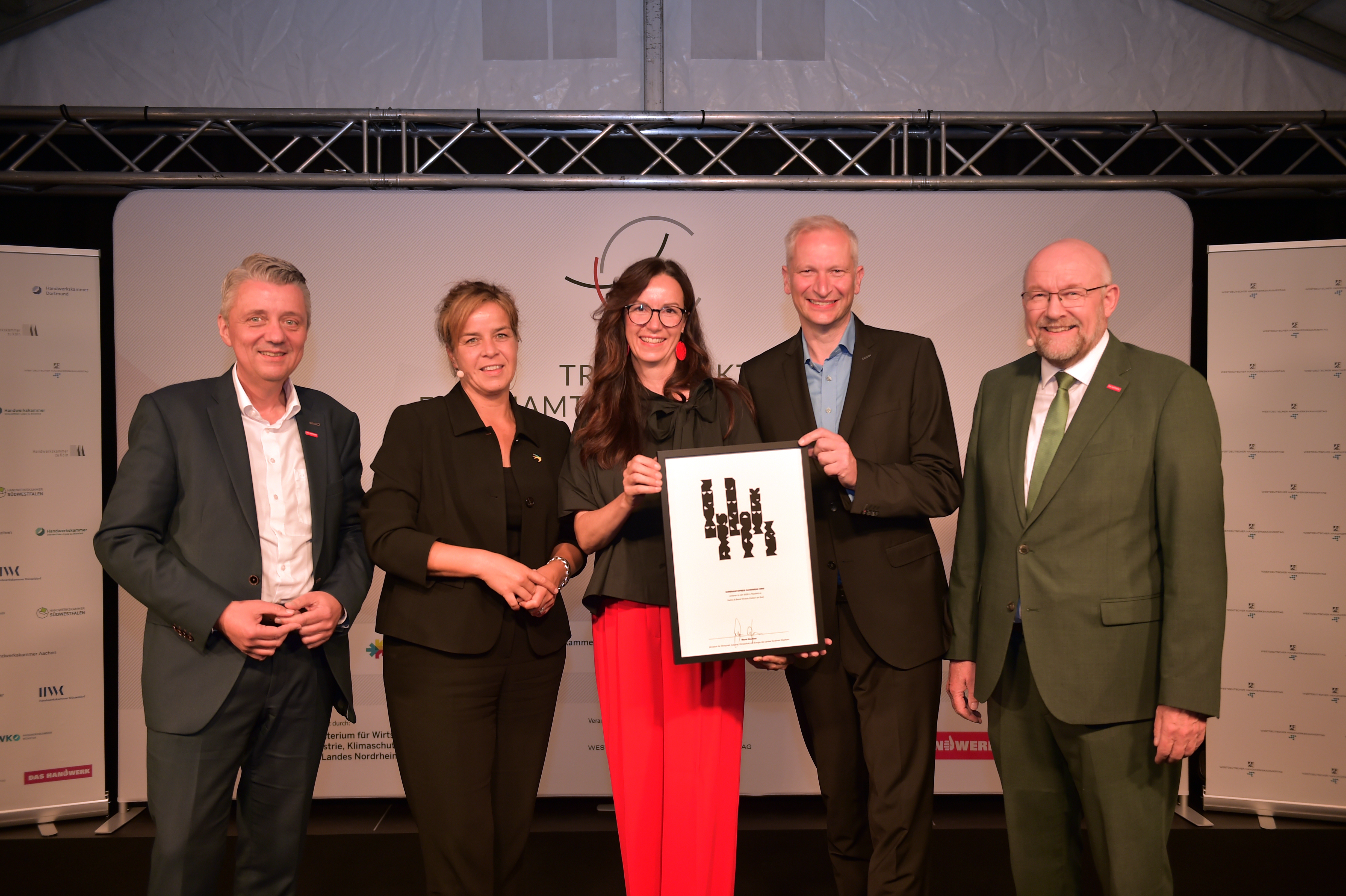 J&uuml;rgen Kroos, Pr&auml;sident der HWK M&uuml;nster, Mona Neubaur, Nadine Winkels, Bernd Winkels und Berthold Schr&ouml;der (v. l.) Foto: © WHKT / RG