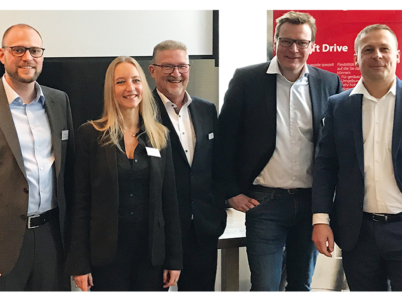 Die Referenten des zweiten Aufzugsforums in Köln: Simon Gebhard (Algi), Sandra Eisenbarth (Digipara), Peter Will (Meiller), Lars Kollmorgen und Michael Müller (Danfoss) (von links nach rechts). Foto: © Meiller Aufzugtüren